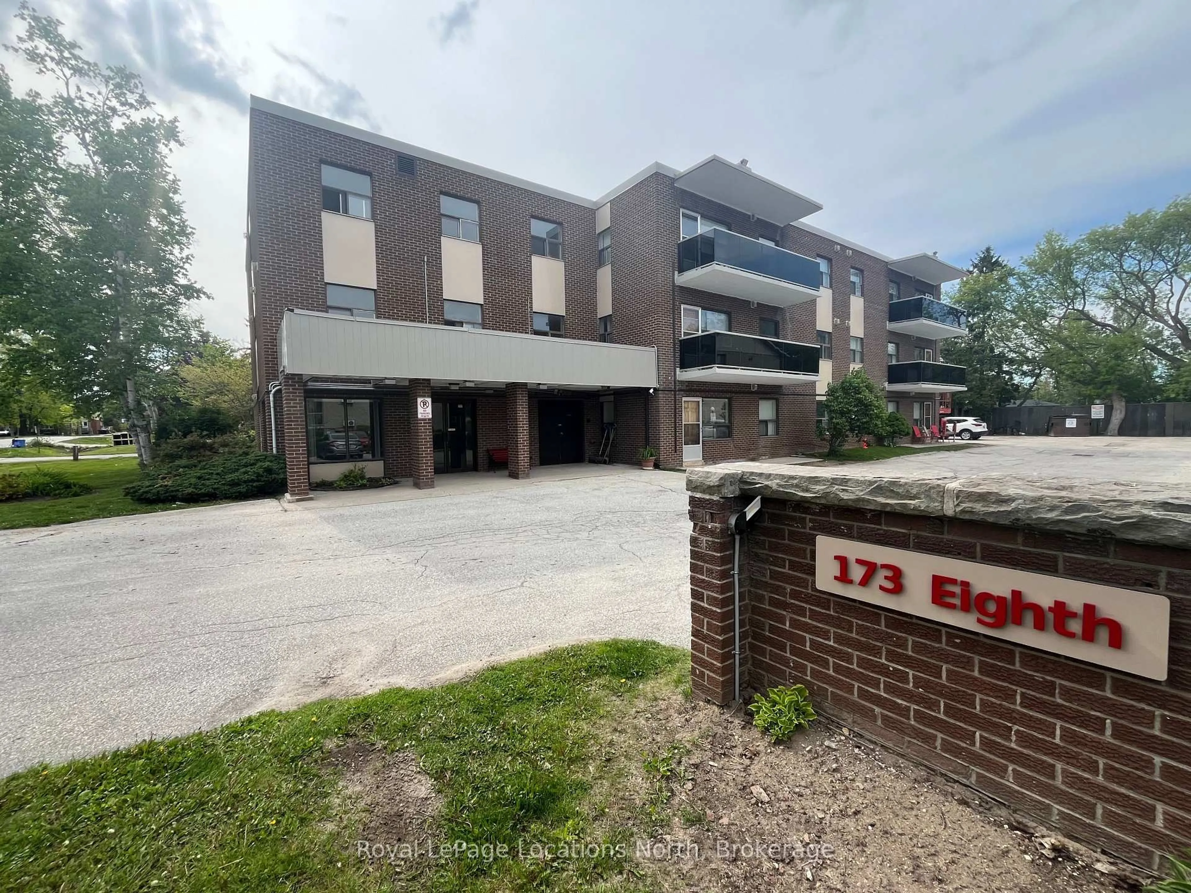 A pic from outside/outdoor area/front of a property/back of a property/a pic from drone, building for 173 Eighth St #204, Collingwood Ontario L9Y 2C9