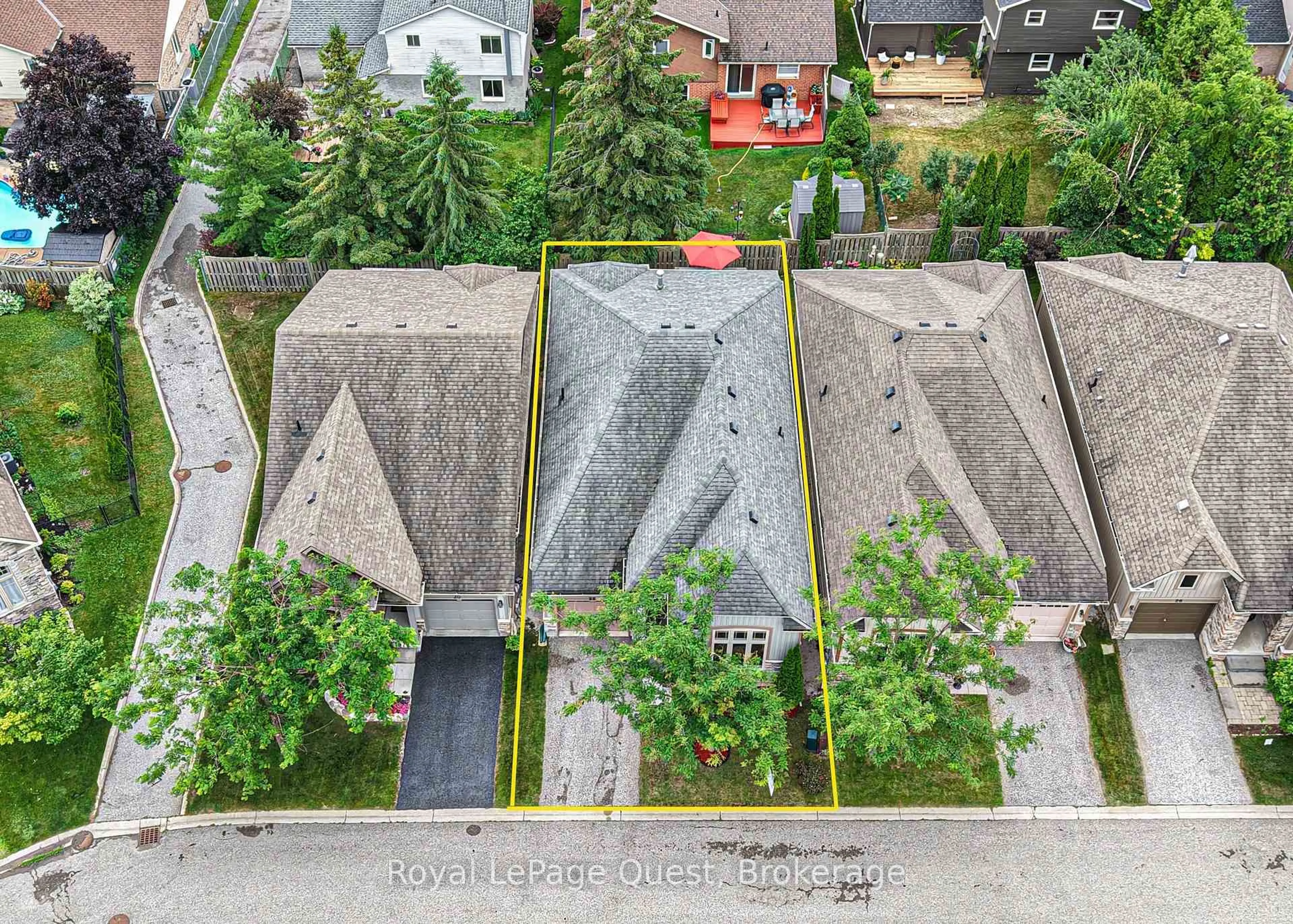 A pic from outside/outdoor area/front of a property/back of a property/a pic from drone, street for 22 Canterbury Circ, Orillia Ontario L3V 0C9