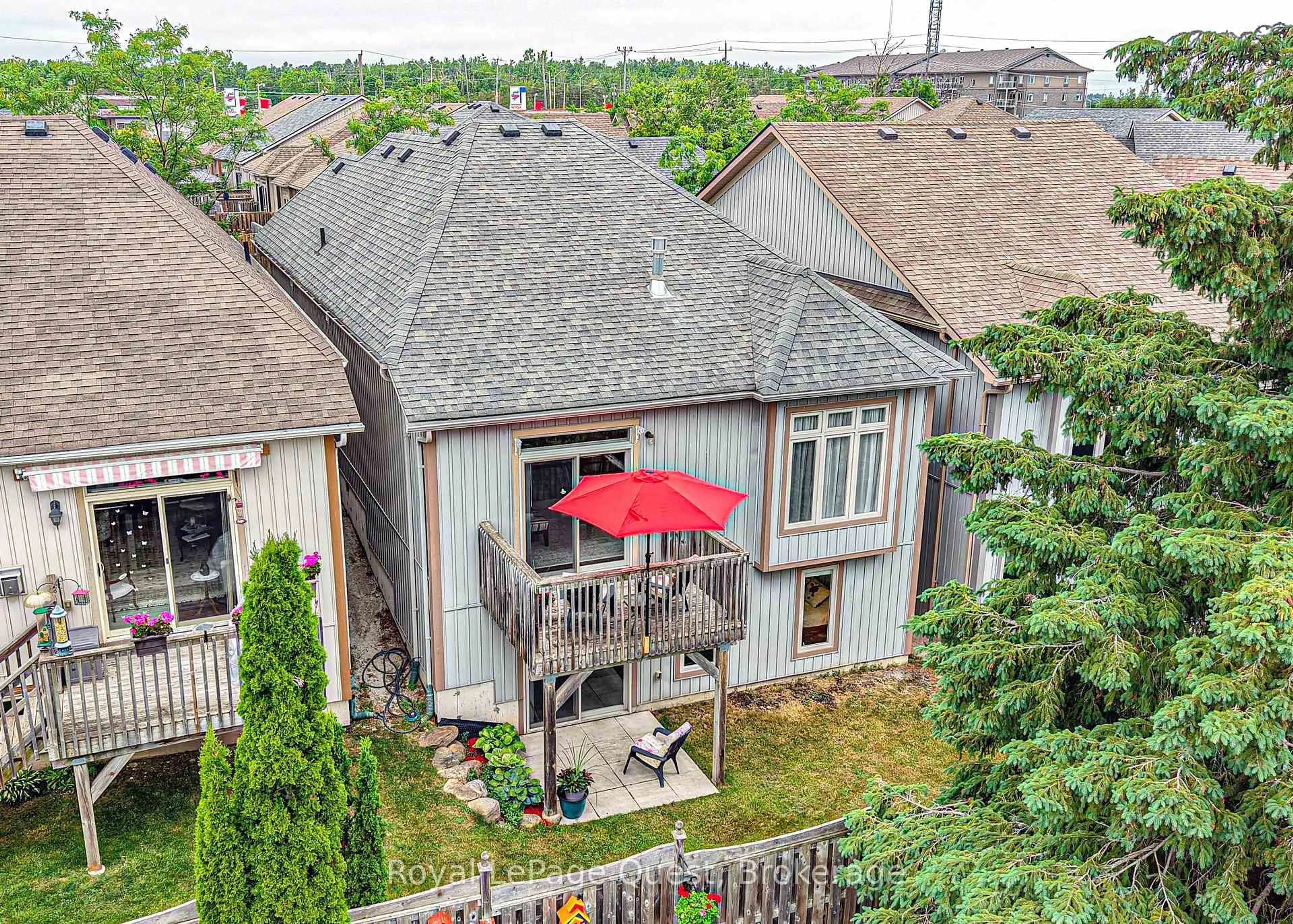 A pic from outside/outdoor area/front of a property/back of a property/a pic from drone, unknown for 22 Canterbury Circ, Orillia Ontario L3V 0C9