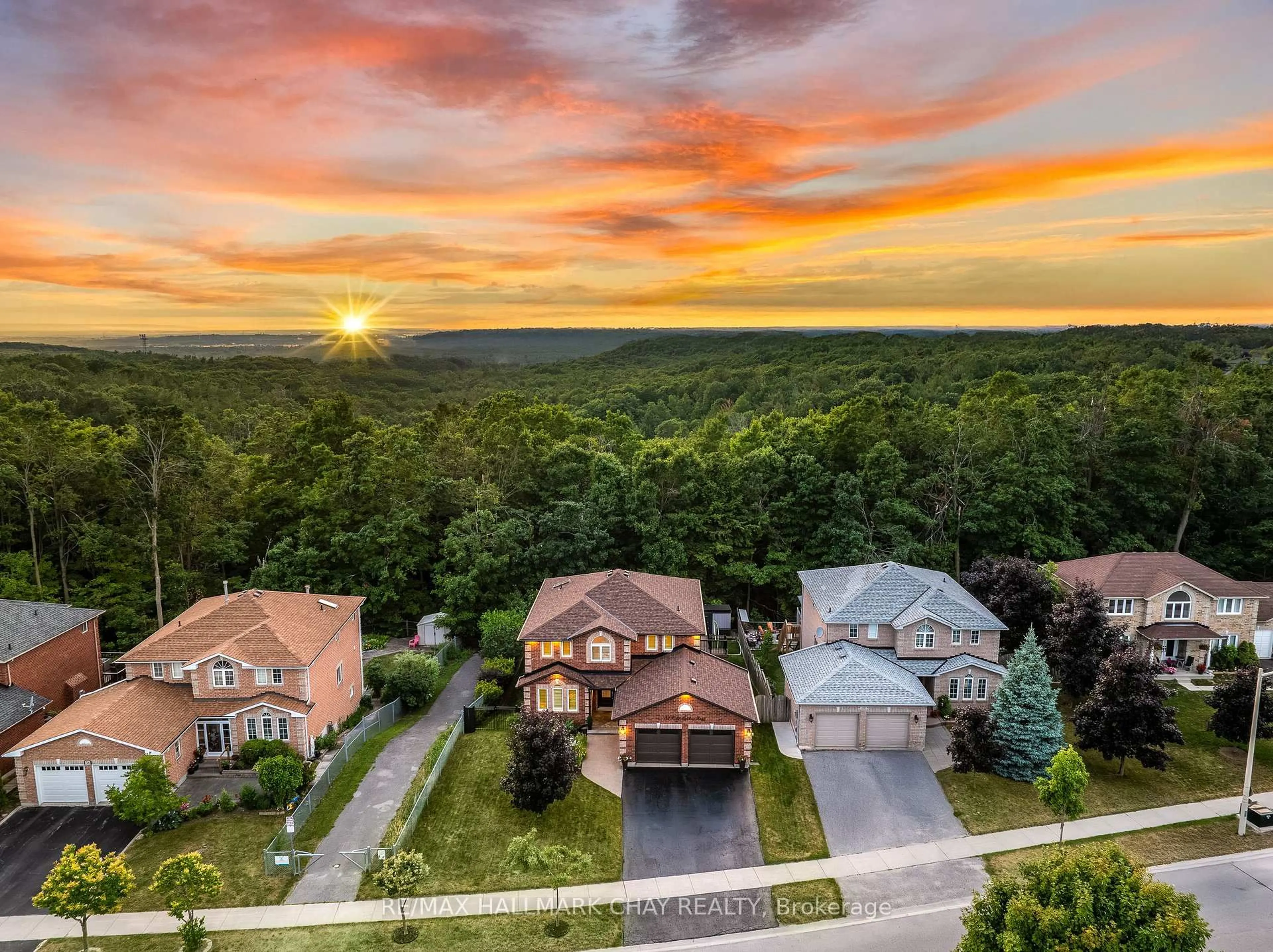 A pic from outside/outdoor area/front of a property/back of a property/a pic from drone, mountain view for 32 Holly Meadow Rd, Barrie Ontario L4N 0E2