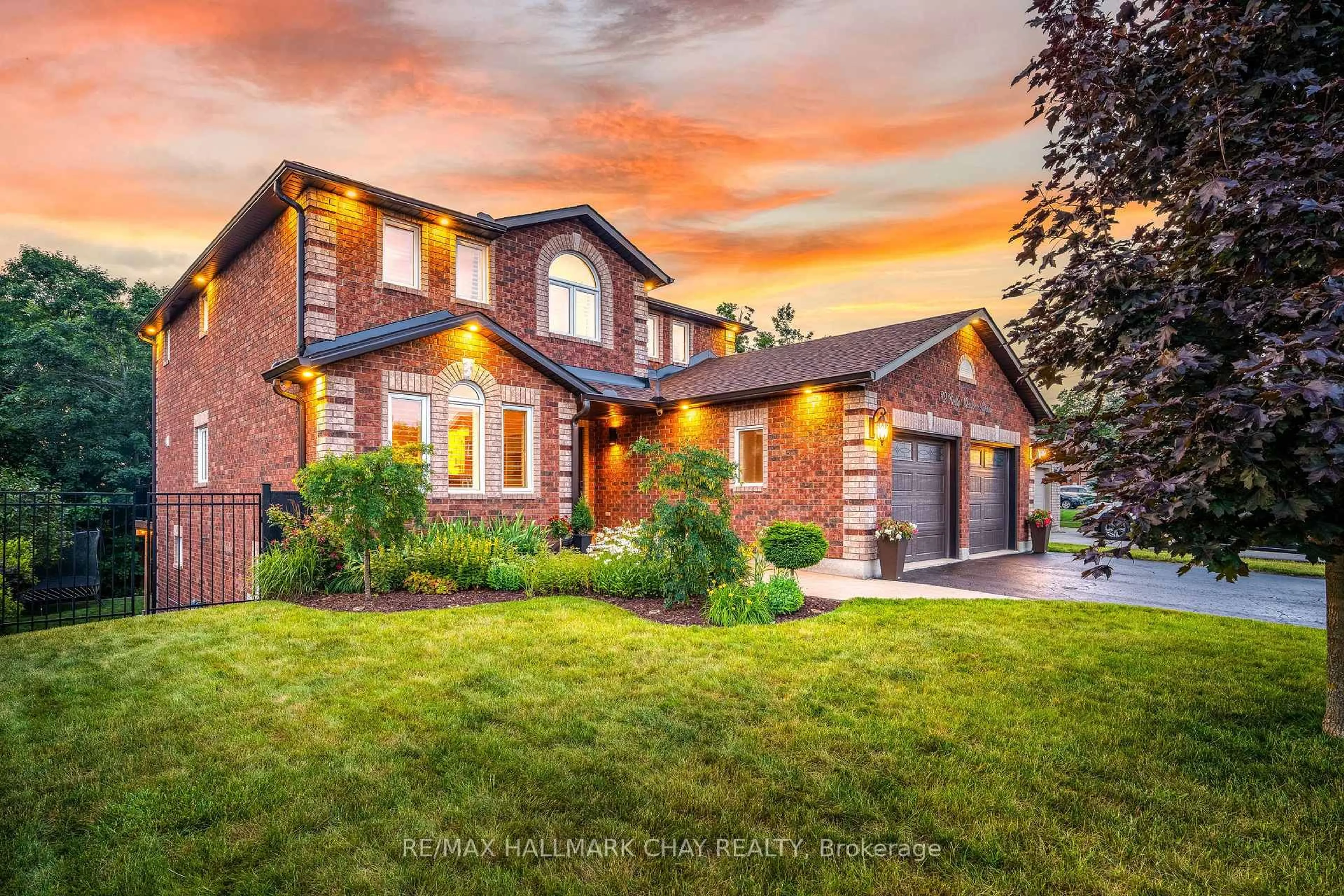 Home with brick exterior material, street for 32 Holly Meadow Rd, Barrie Ontario L4N 0E2