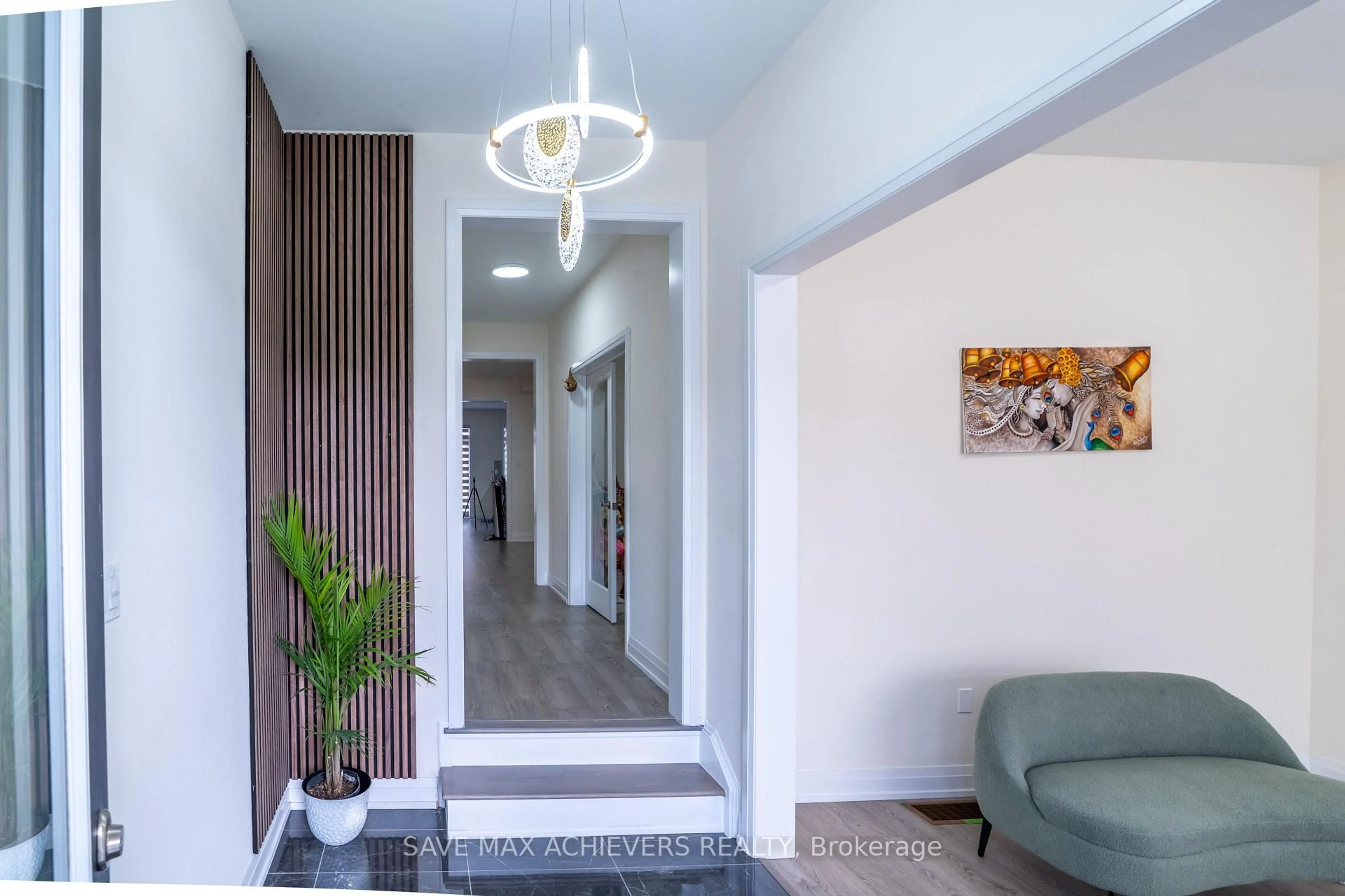 Indoor foyer for 47 Daffodil Rd, Springwater Ontario L9X 2E1