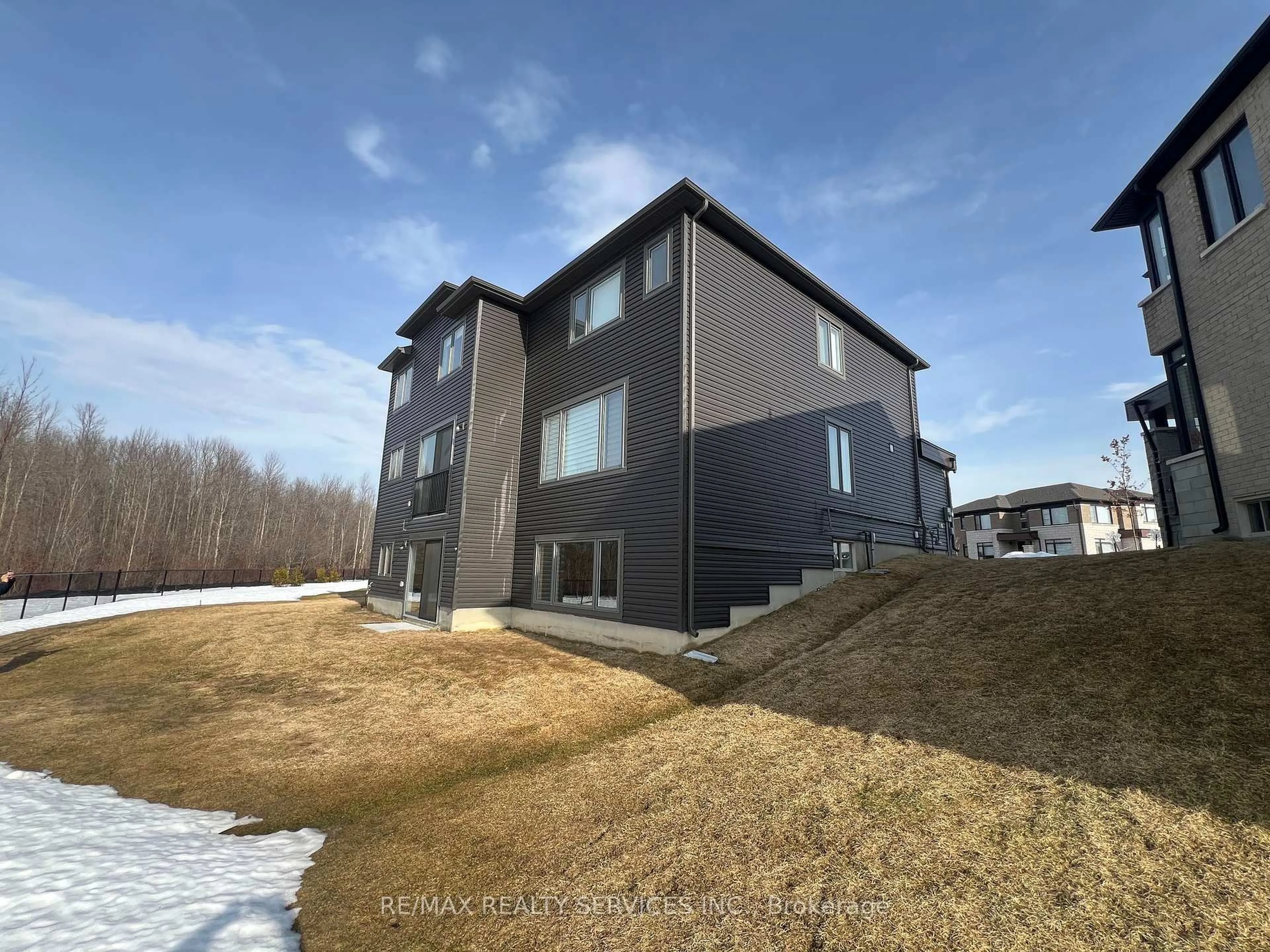 A pic from outside/outdoor area/front of a property/back of a property/a pic from drone, building for 13 Del Ray Cres, Wasaga Beach Ontario L9Z 0N7