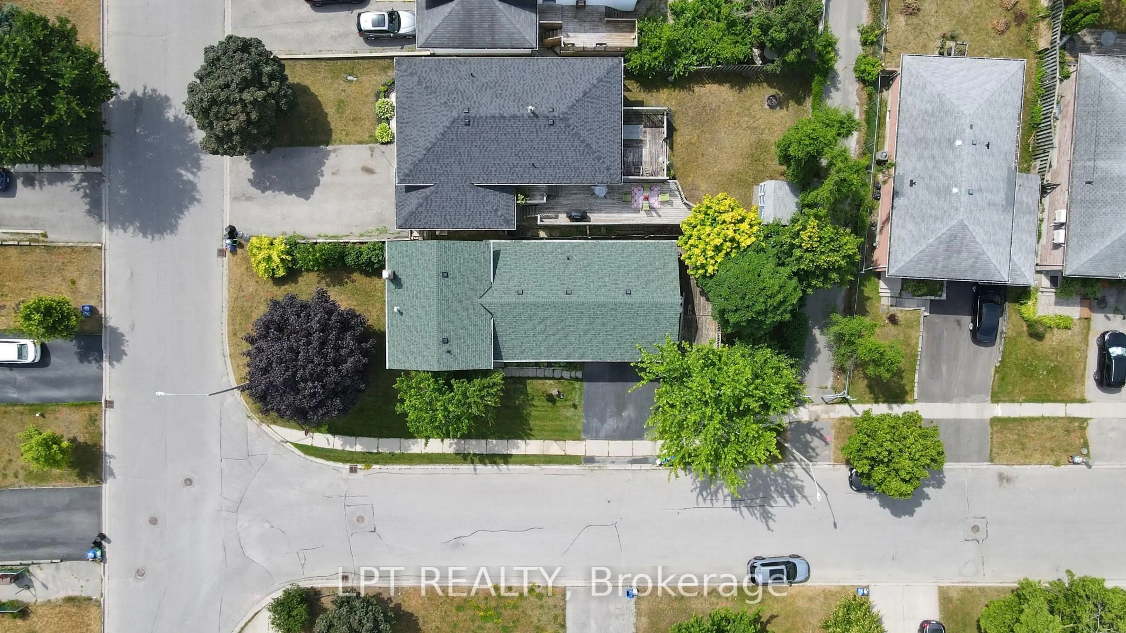 A pic from outside/outdoor area/front of a property/back of a property/a pic from drone, street for 30 McConkey Pl, Barrie Ontario L4N 6H1