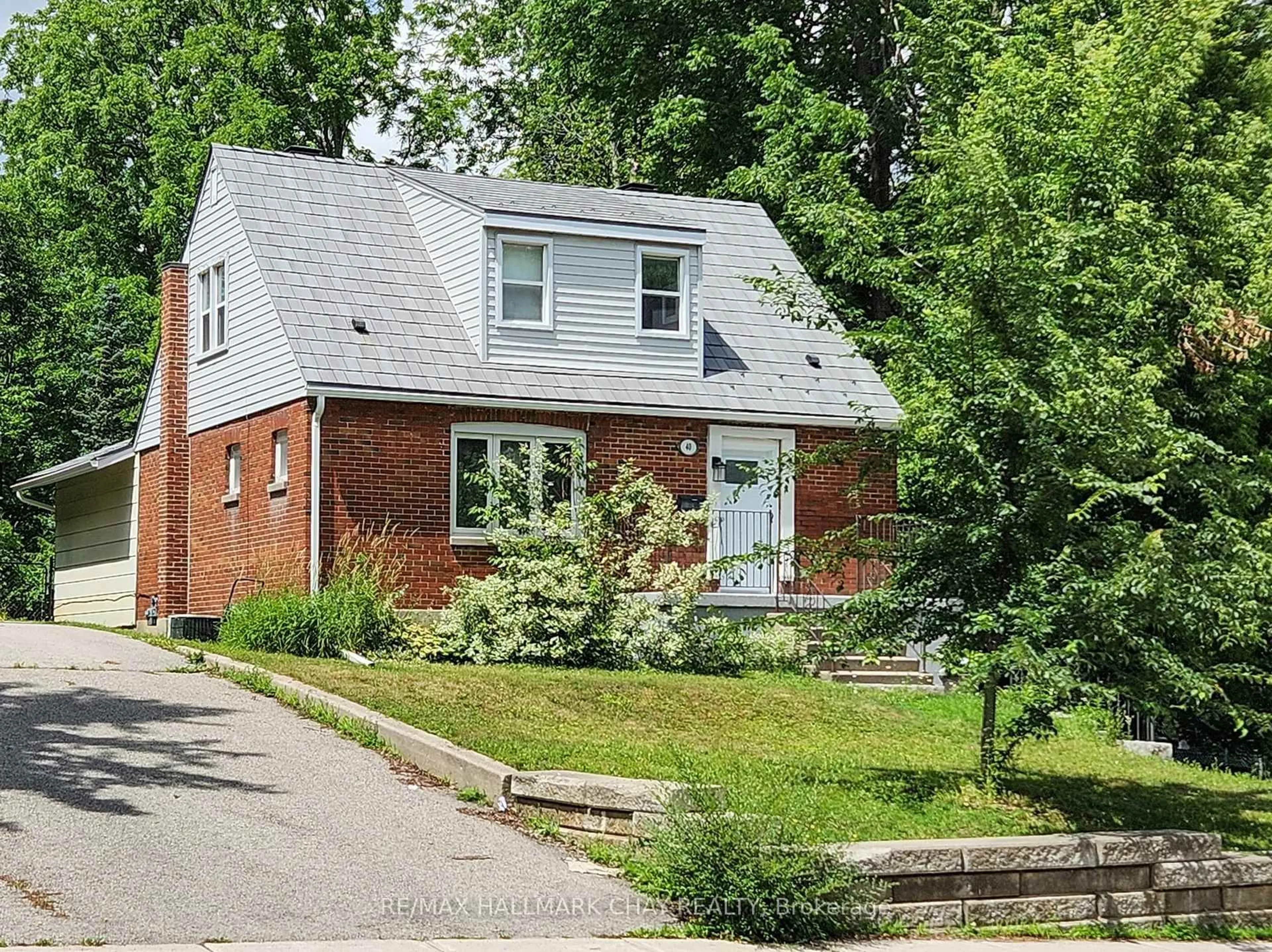 Home with brick exterior material, street for 40 Wellington St, Barrie Ontario L4M 2C2