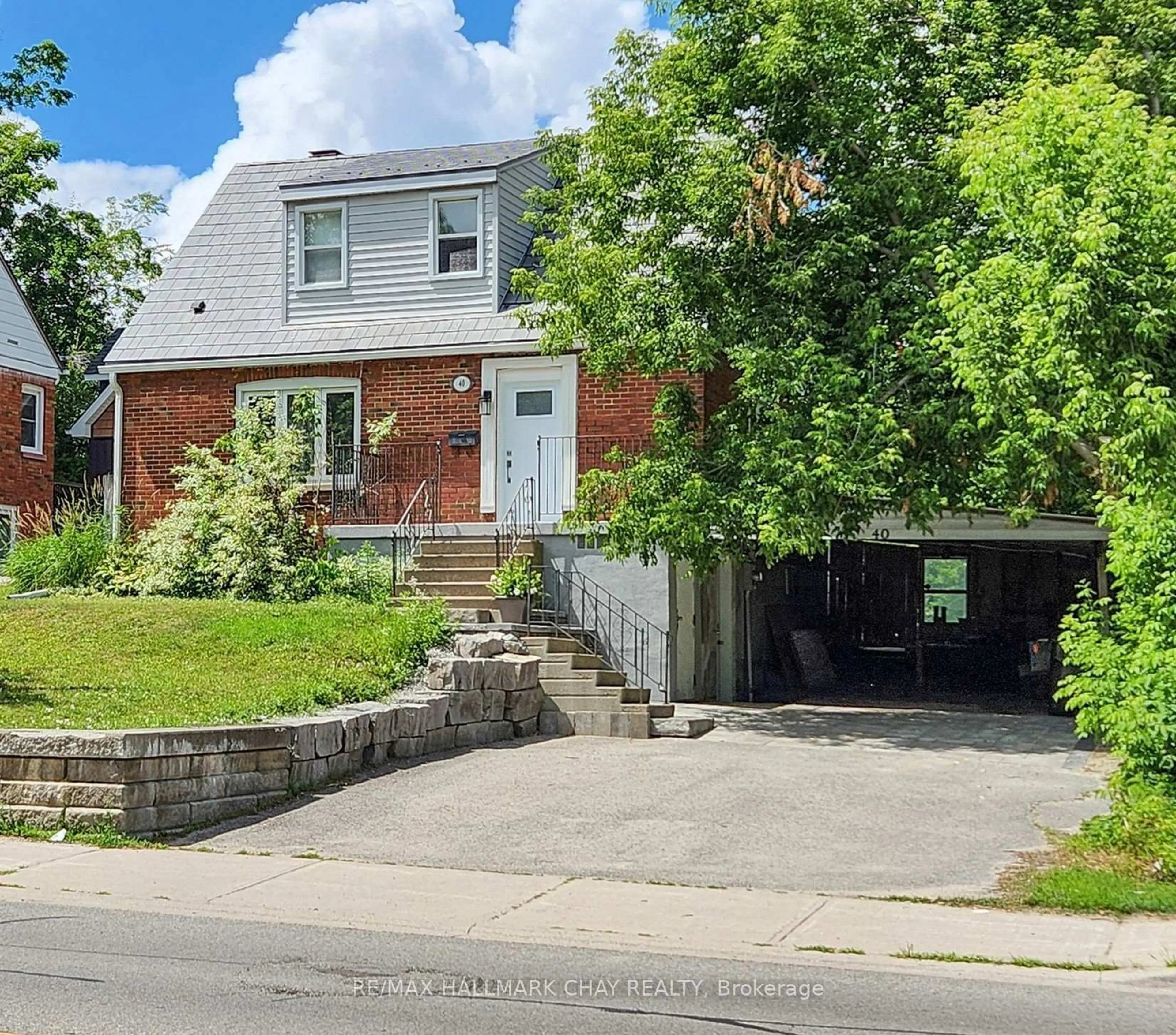 Home with brick exterior material, street for 40 Wellington St, Barrie Ontario L4M 2C2