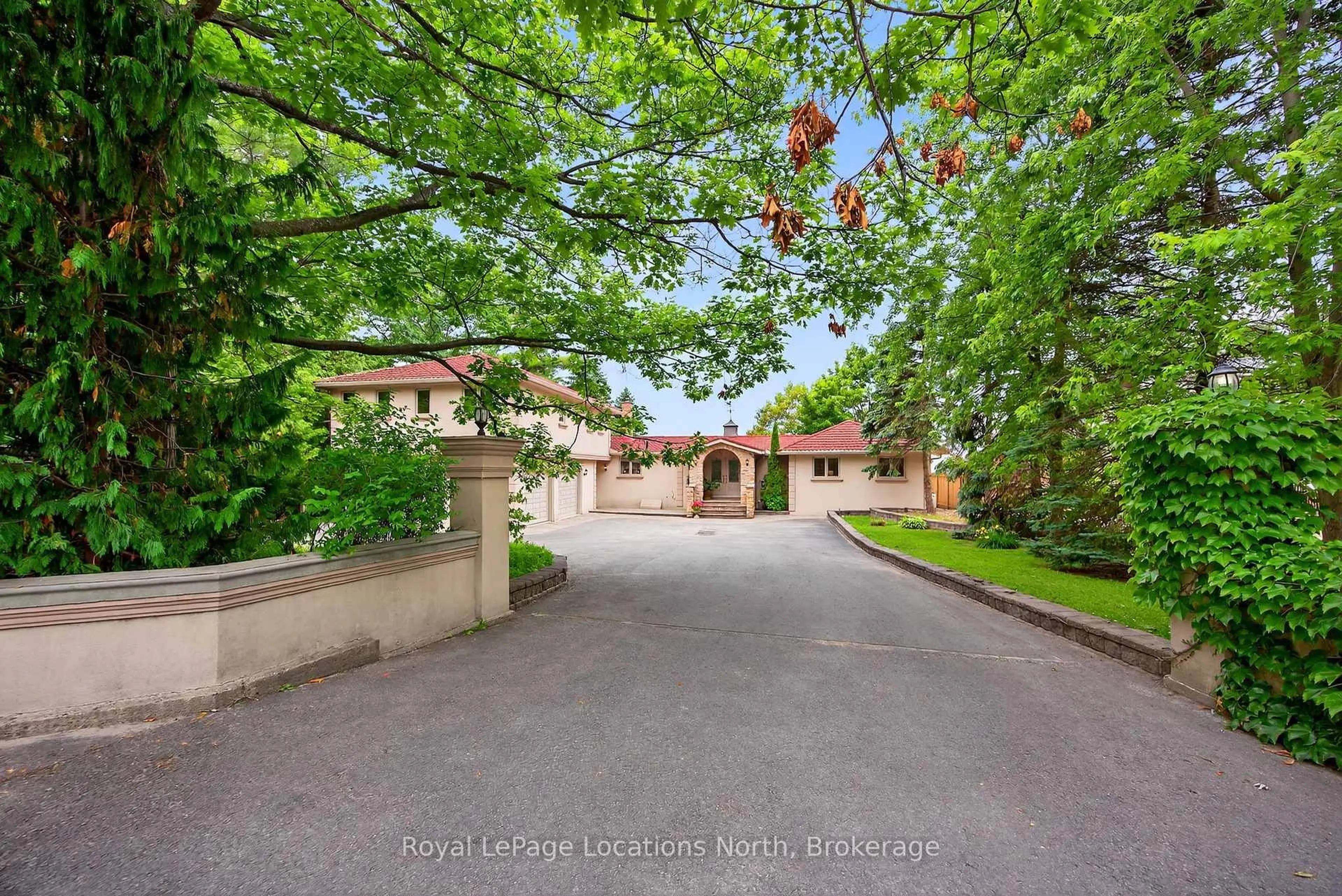 A pic from outside/outdoor area/front of a property/back of a property/a pic from drone, street for 1350 River Rd, Wasaga Beach Ontario L9Z 2R9