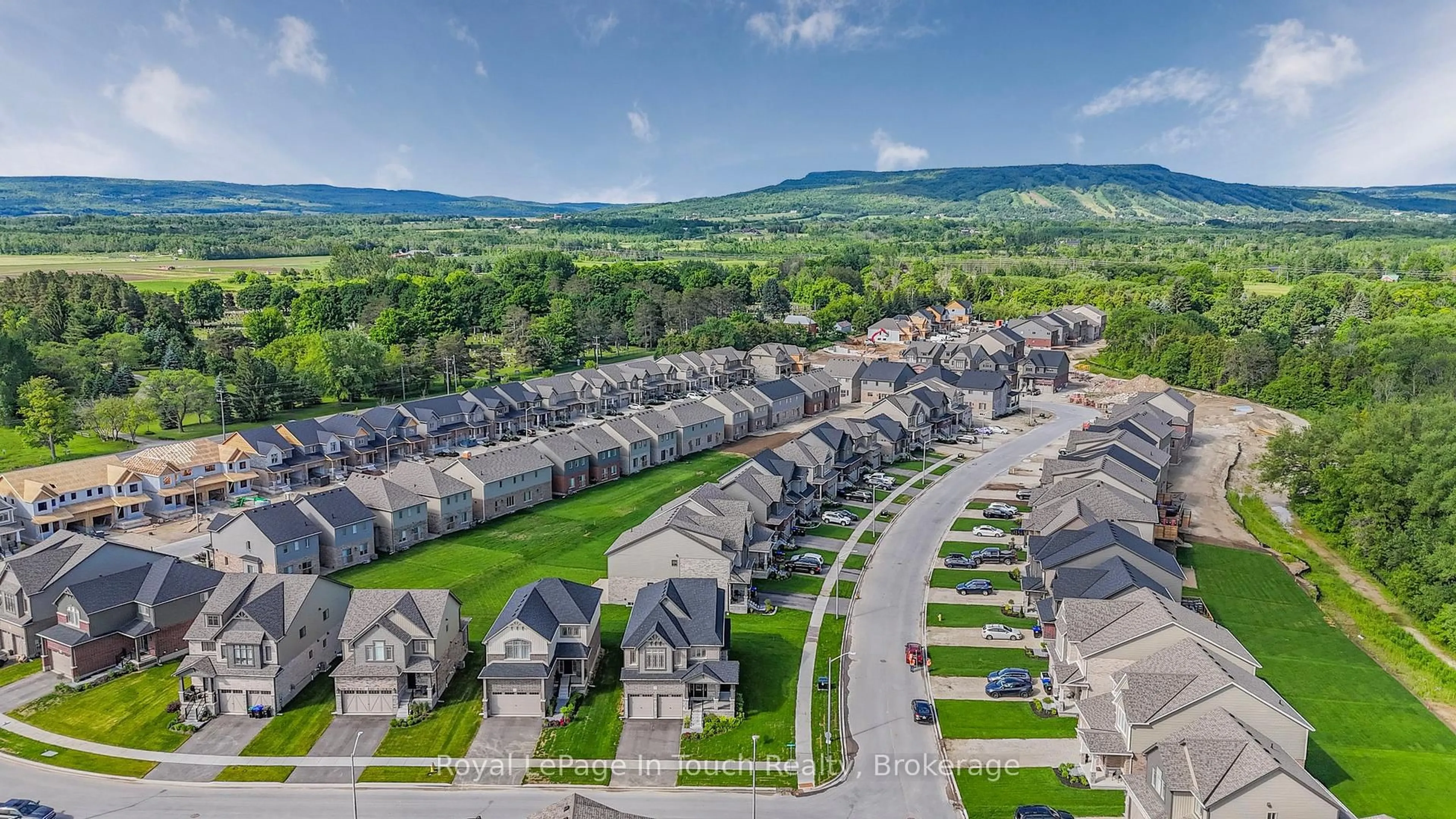 A pic from outside/outdoor area/front of a property/back of a property/a pic from drone, mountain view for 2 Rowland St, Collingwood Ontario L9Y 5M5