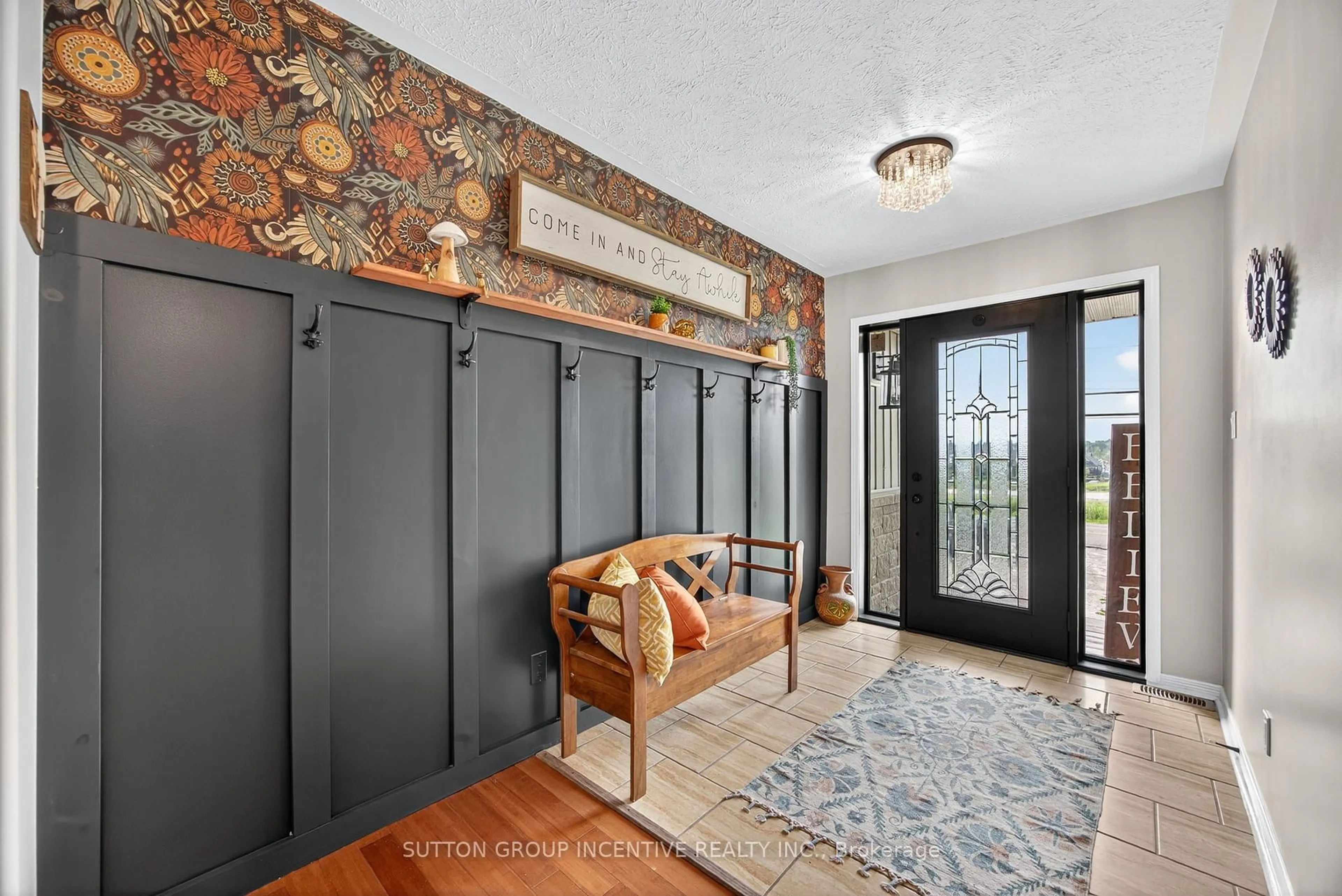 Indoor entryway for 1084 Harbourview Dr, Midland Ontario L4R 5J4