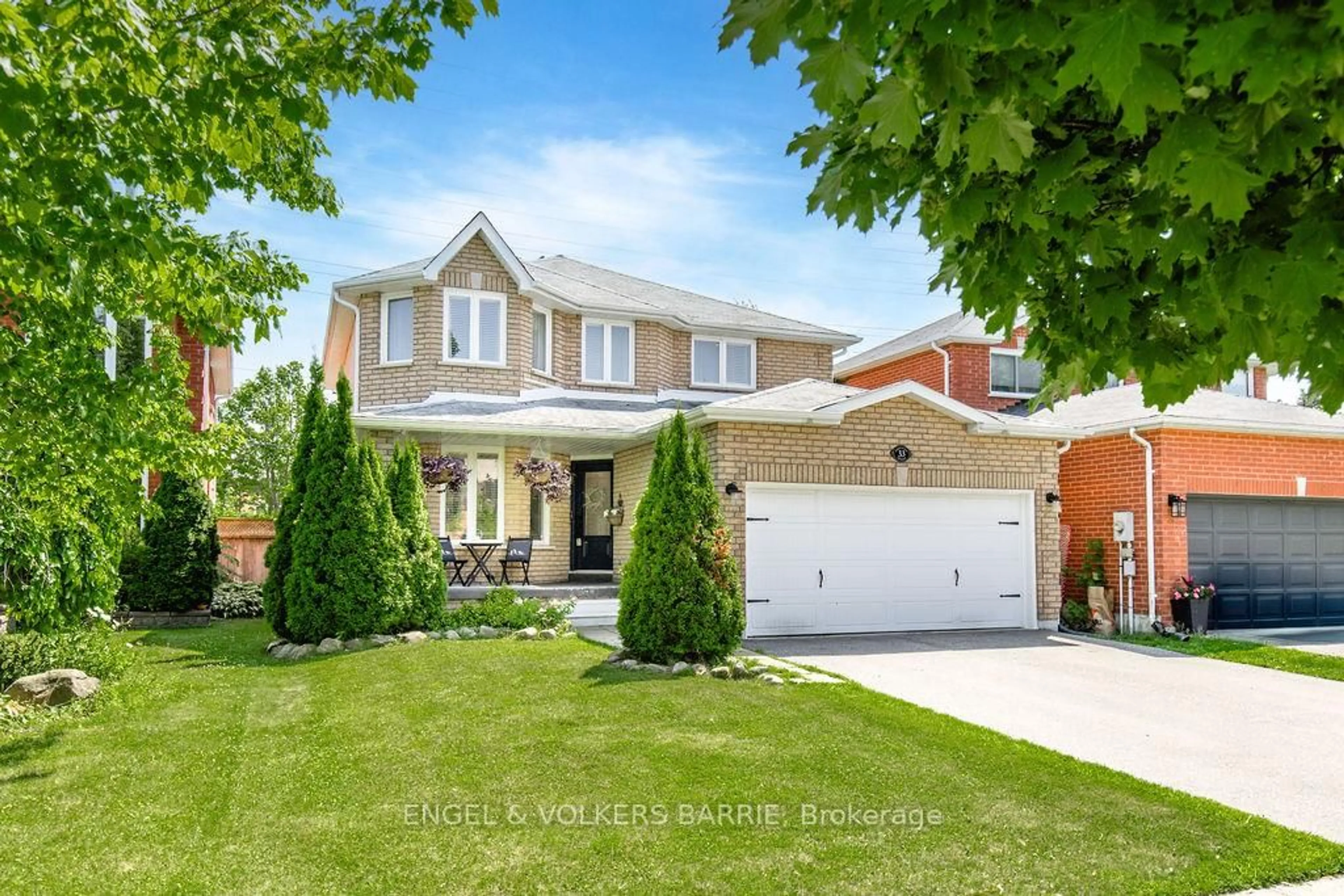 Home with brick exterior material, street for 33 Etherington Cres, Barrie Ontario L4N 7T2