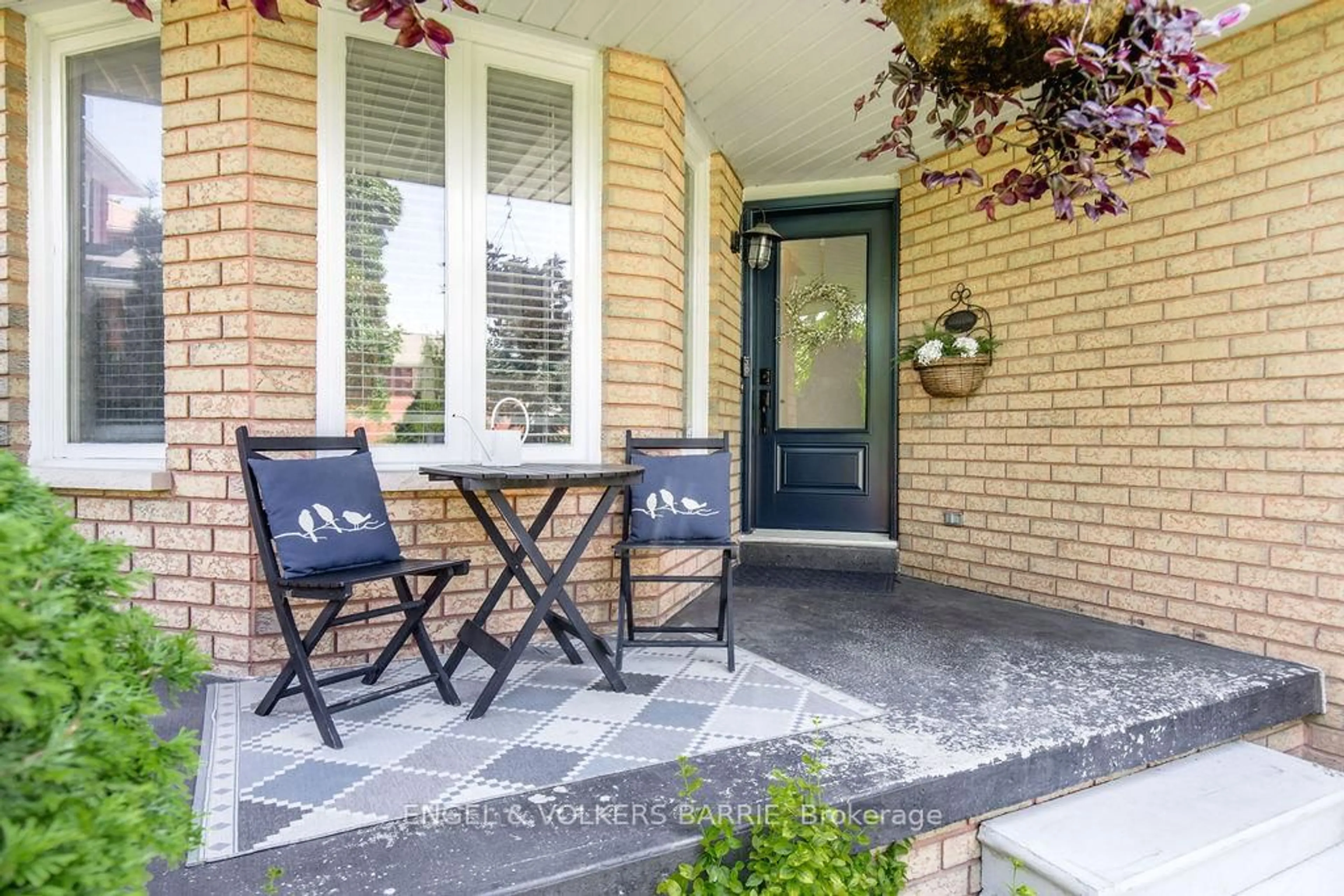 Patio, street for 33 Etherington Cres, Barrie Ontario L4N 7T2