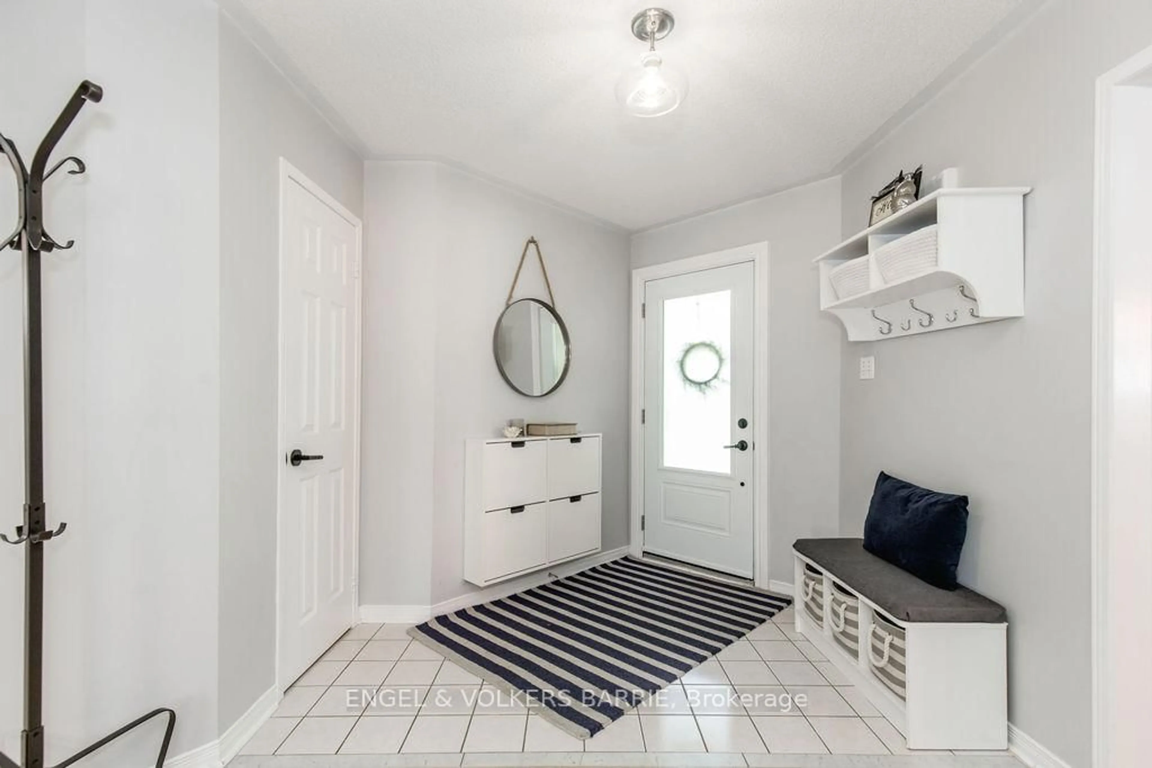 Indoor entryway for 33 Etherington Cres, Barrie Ontario L4N 7T2