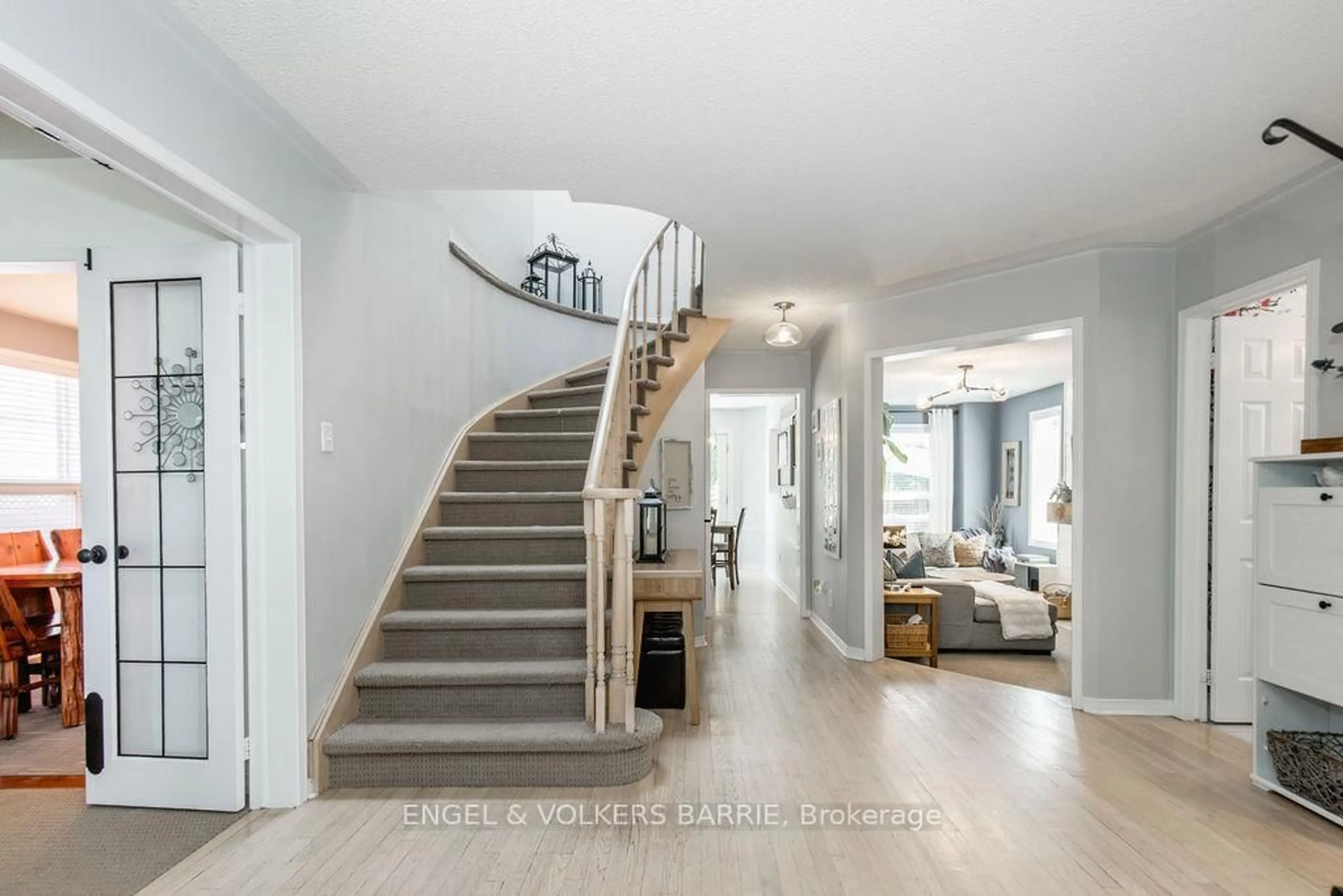 Indoor entryway for 33 Etherington Cres, Barrie Ontario L4N 7T2
