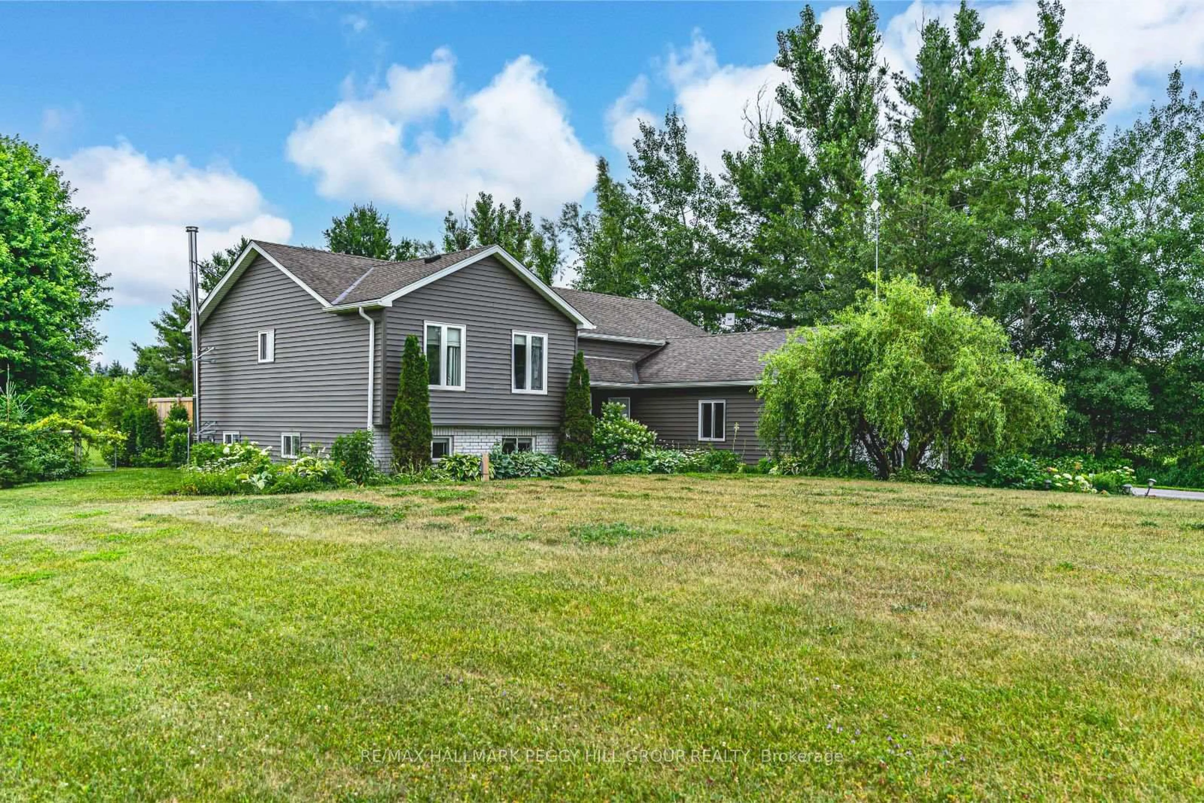 A pic from outside/outdoor area/front of a property/back of a property/a pic from drone, mountain view for 285 Warminster Sideroad, Oro-Medonte Ontario L0K 1E0