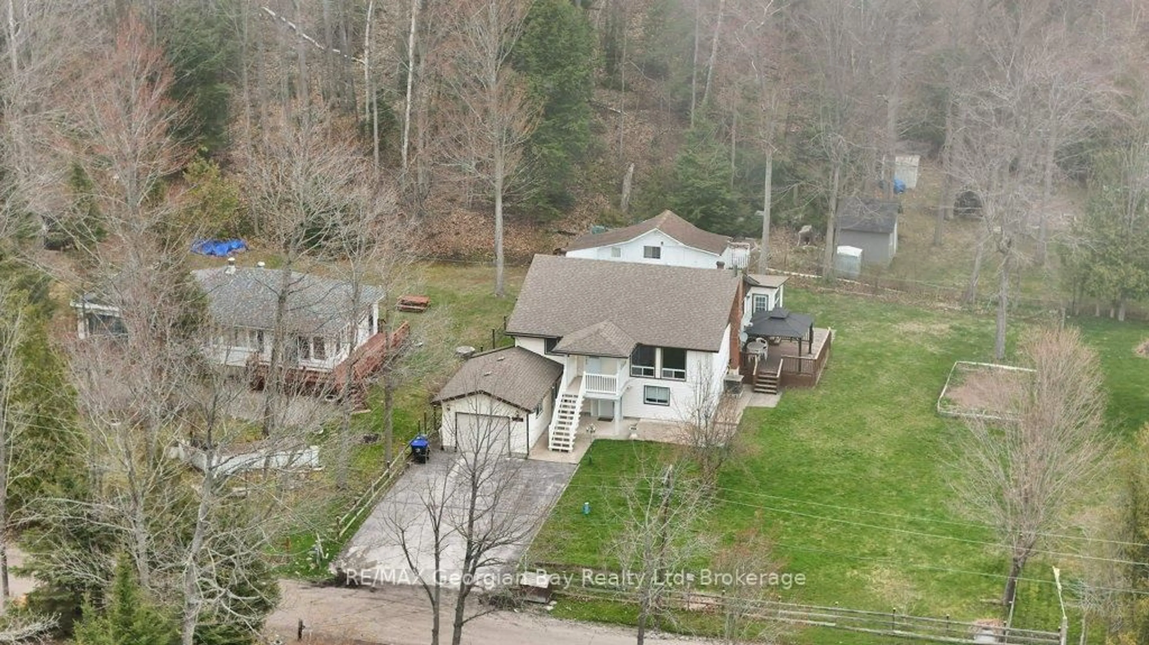 A pic from outside/outdoor area/front of a property/back of a property/a pic from drone, unknown for 67 Roc Rd, Tiny Ontario L0L 2J0