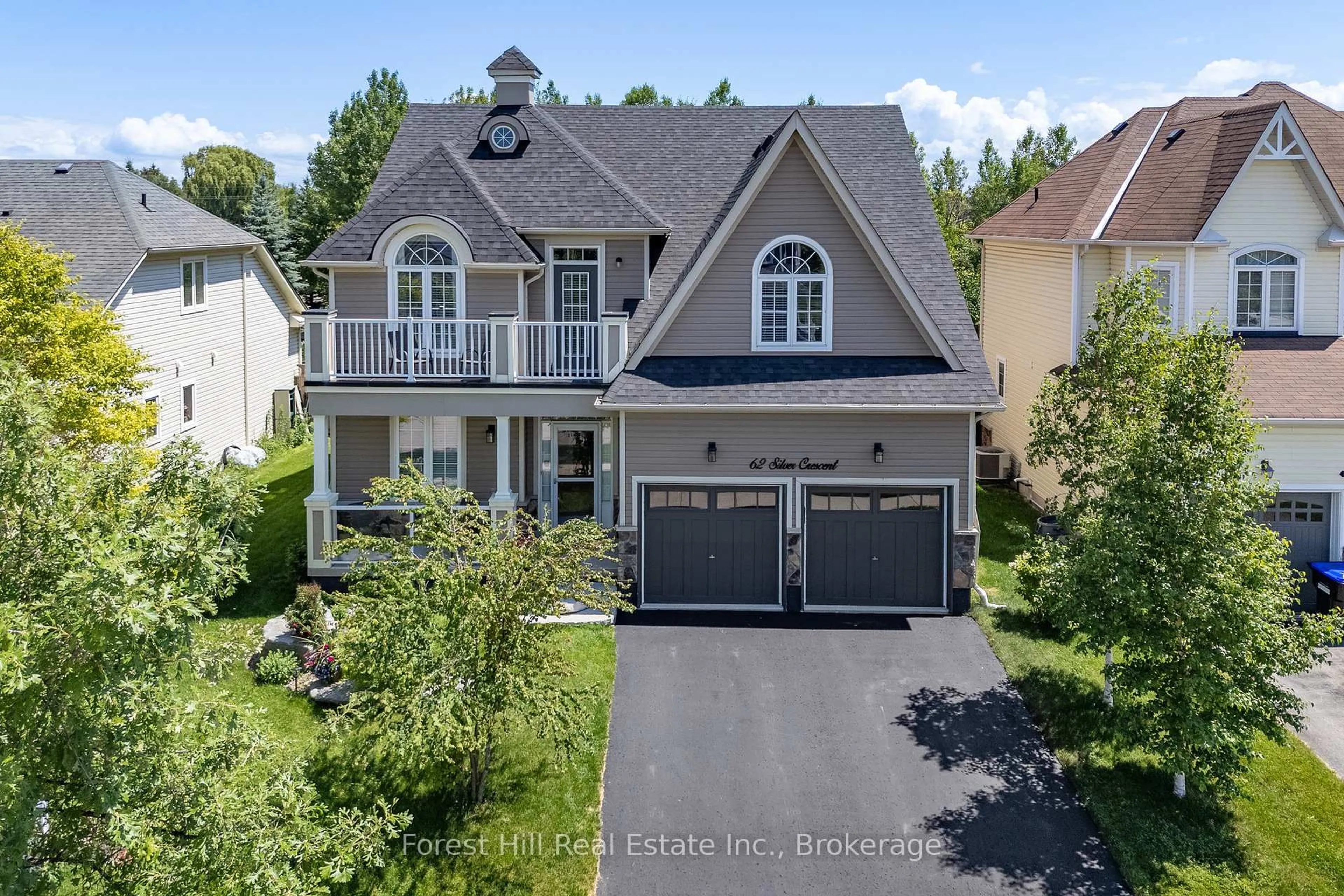 A pic from outside/outdoor area/front of a property/back of a property/a pic from drone, street for 62 Silver Cres, Collingwood Ontario L9Y 0E9