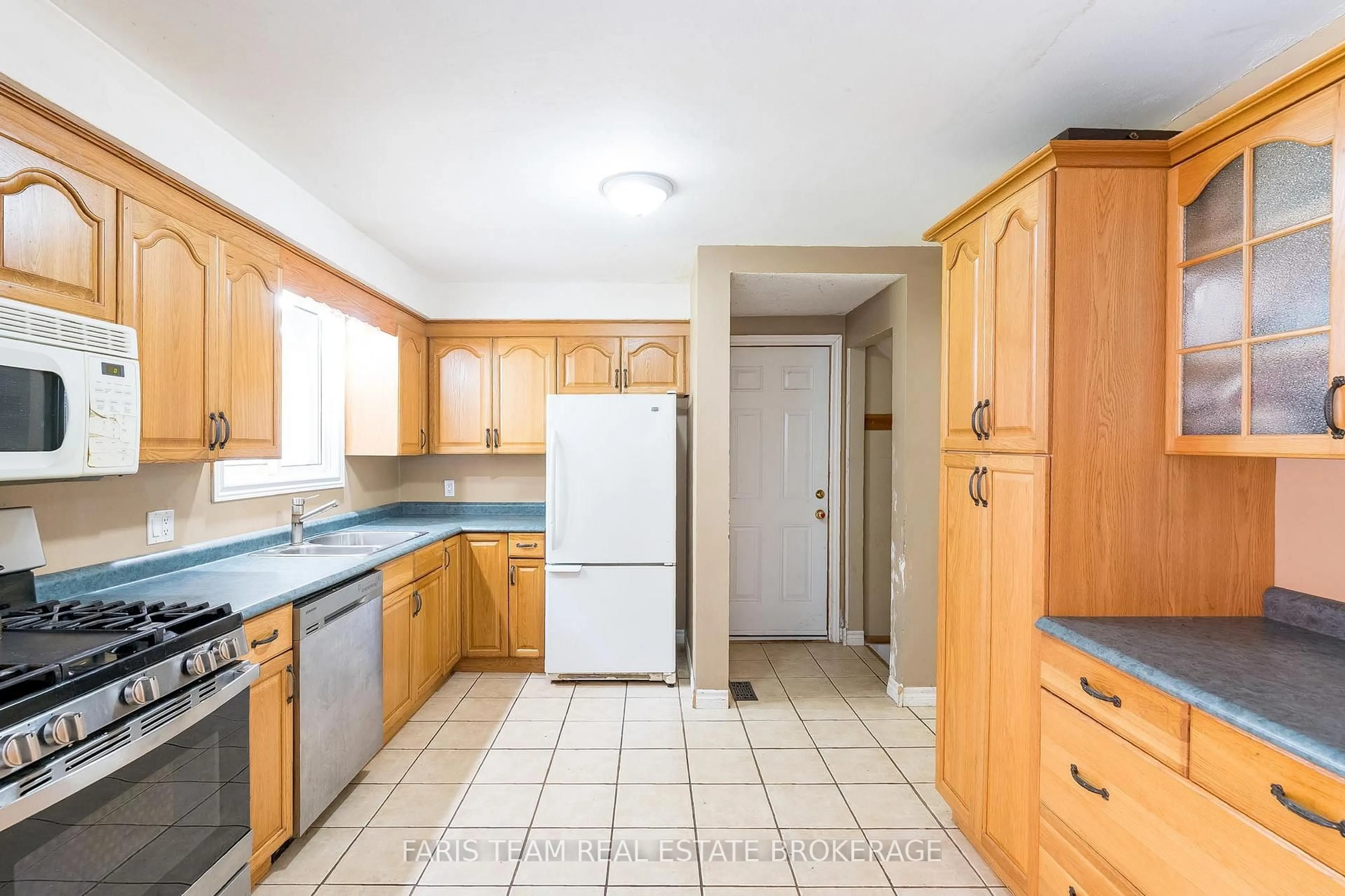 Standard kitchen, ceramic/tile floor for 111 Burke St, Penetanguishene Ontario L9M 1B2