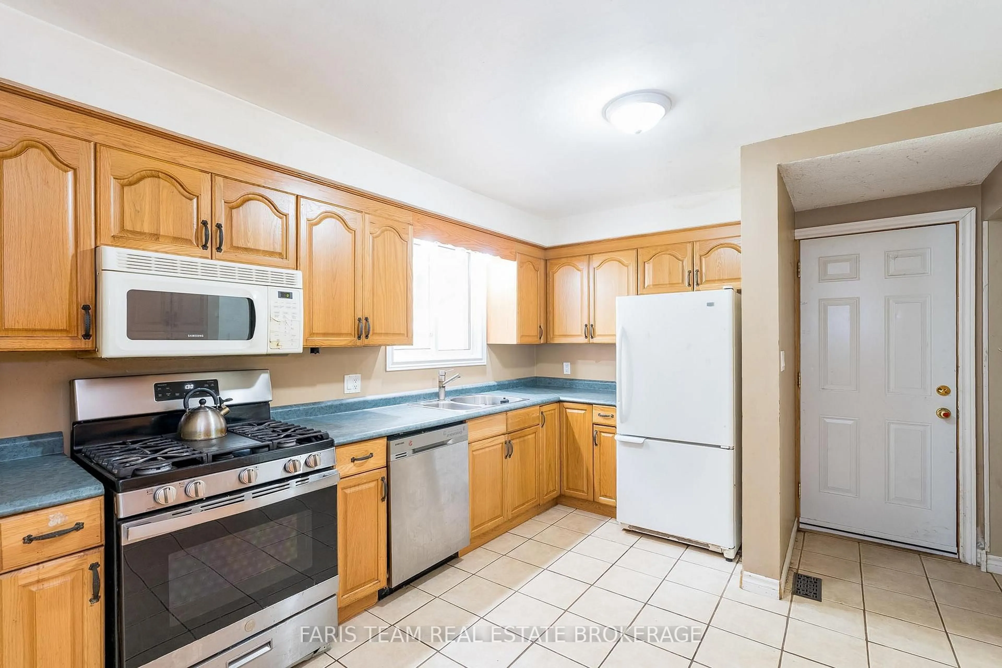 Standard kitchen, ceramic/tile floor for 111 Burke St, Penetanguishene Ontario L9M 1B2