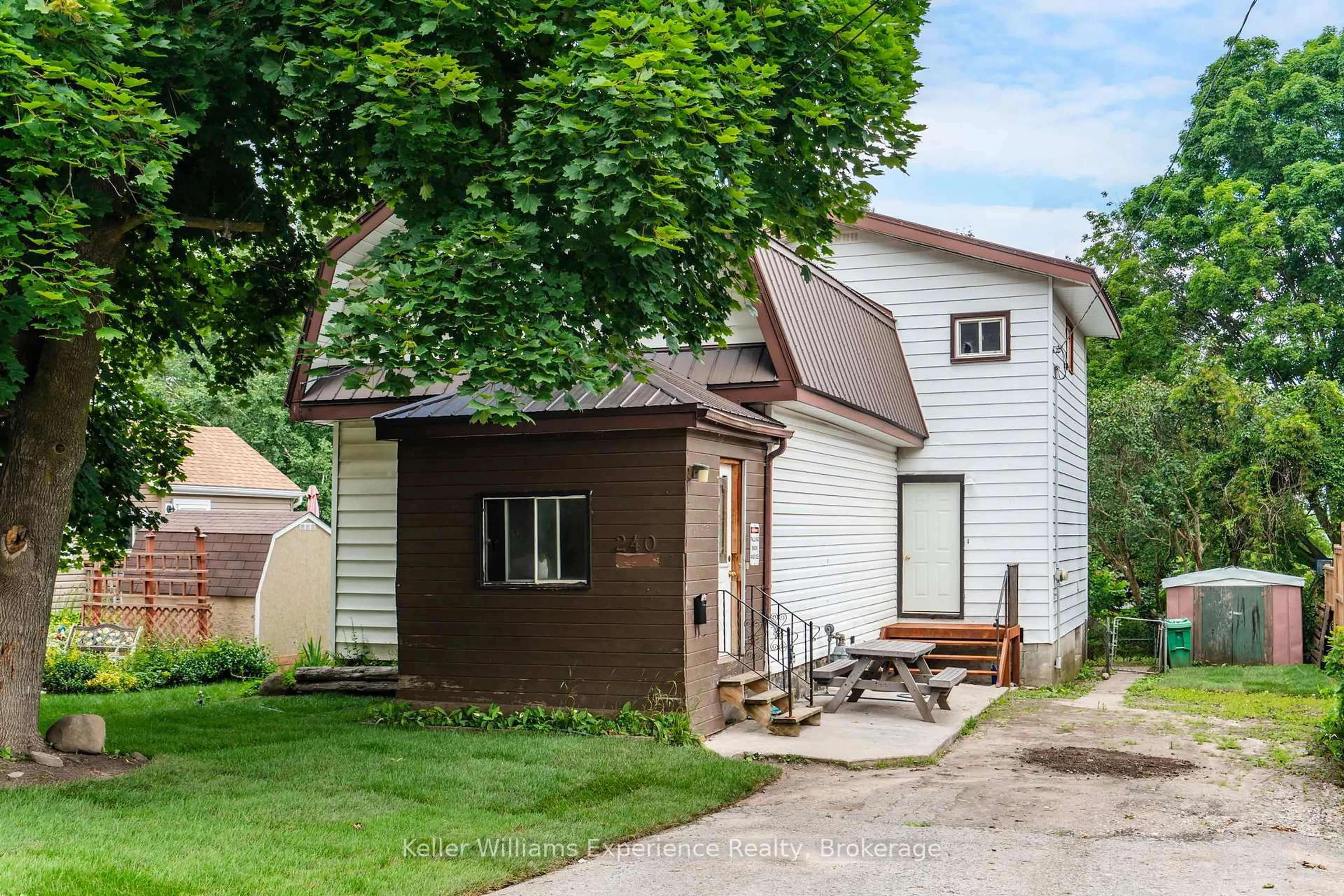 Unknown for 240 Ruby St, Midland Ontario L4R 2L4