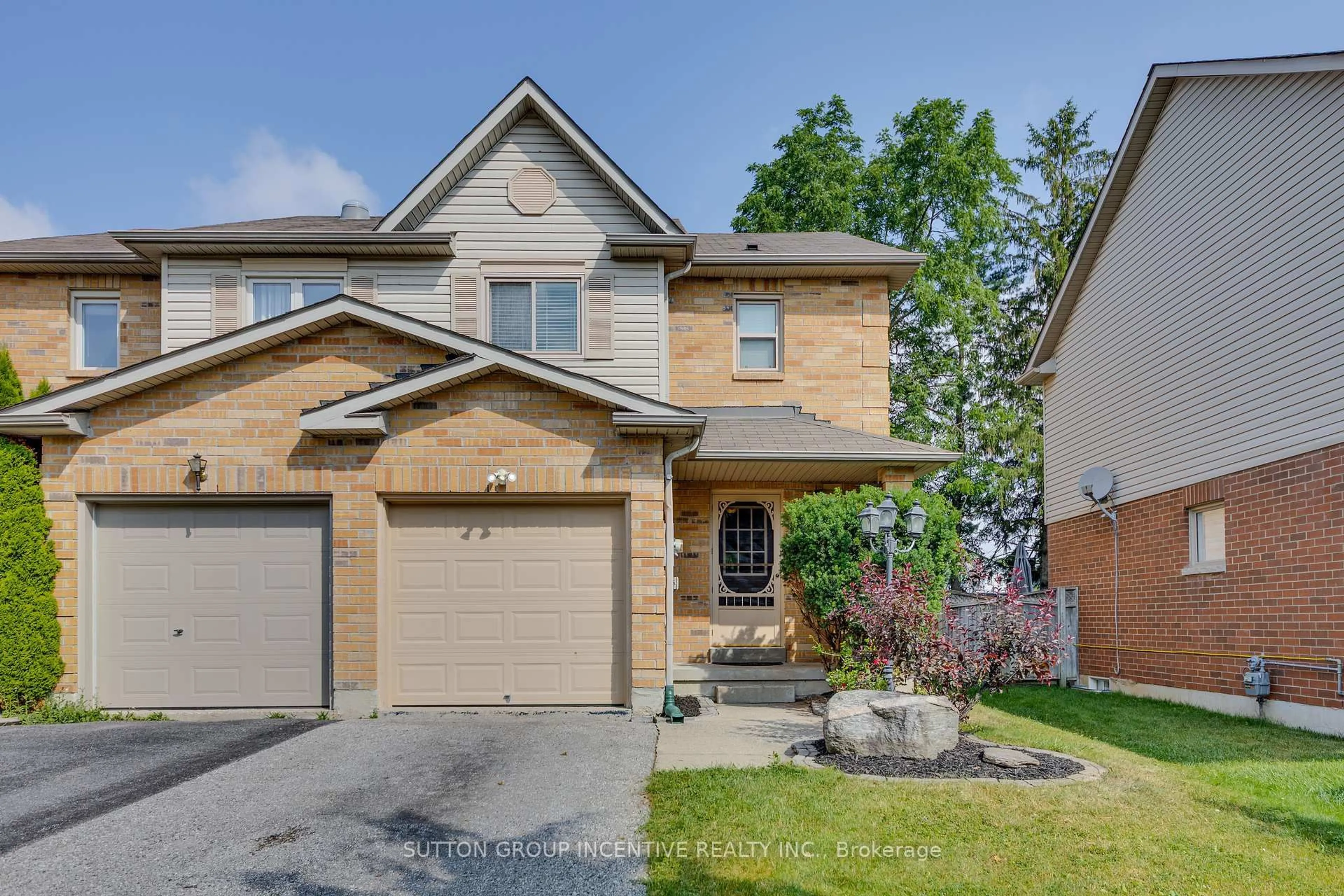 Home with brick exterior material, street for 26 Bates Crt, Barrie Ontario L4N 8L8