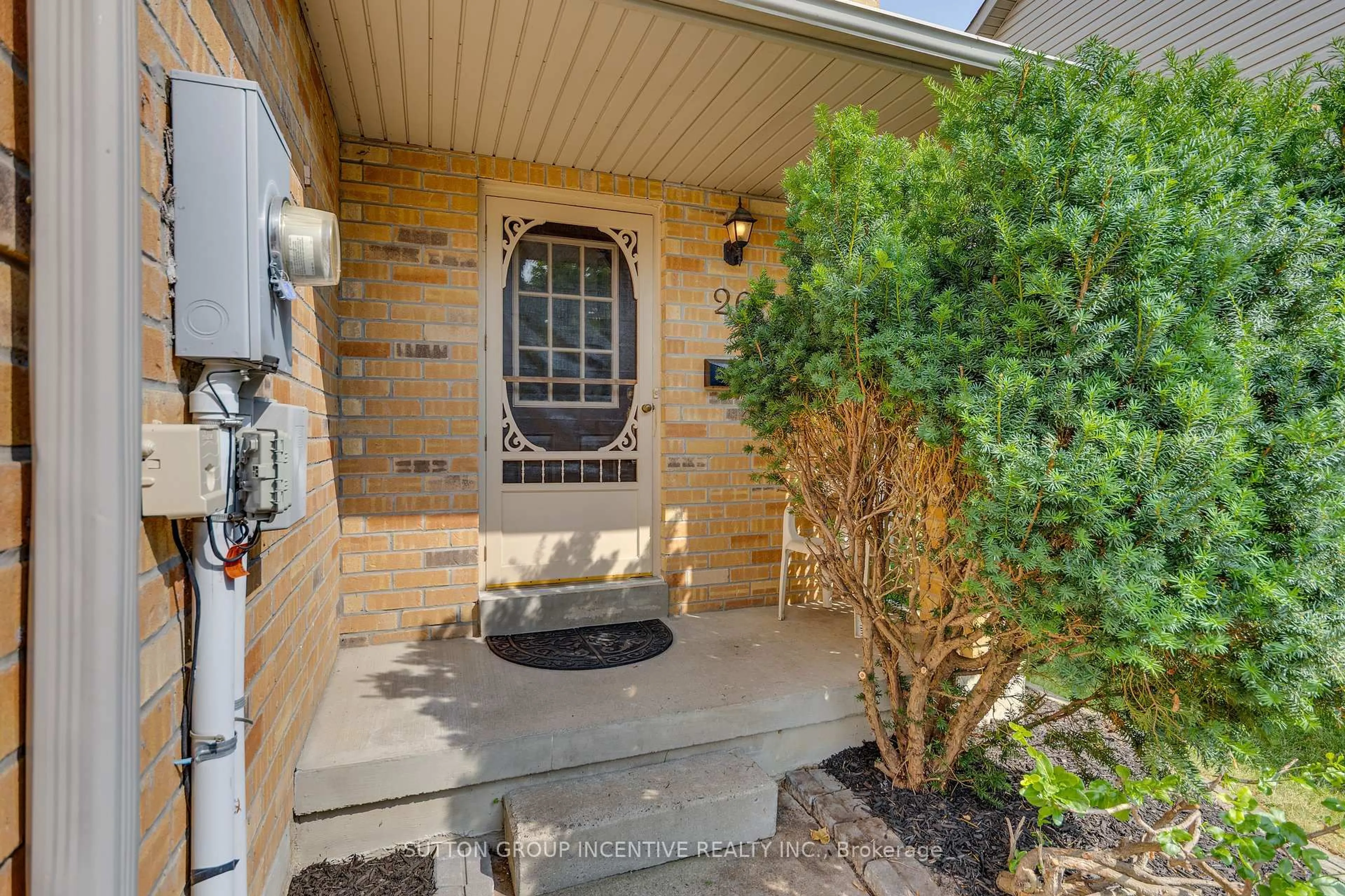 Indoor entryway for 26 Bates Crt, Barrie Ontario L4N 8L8