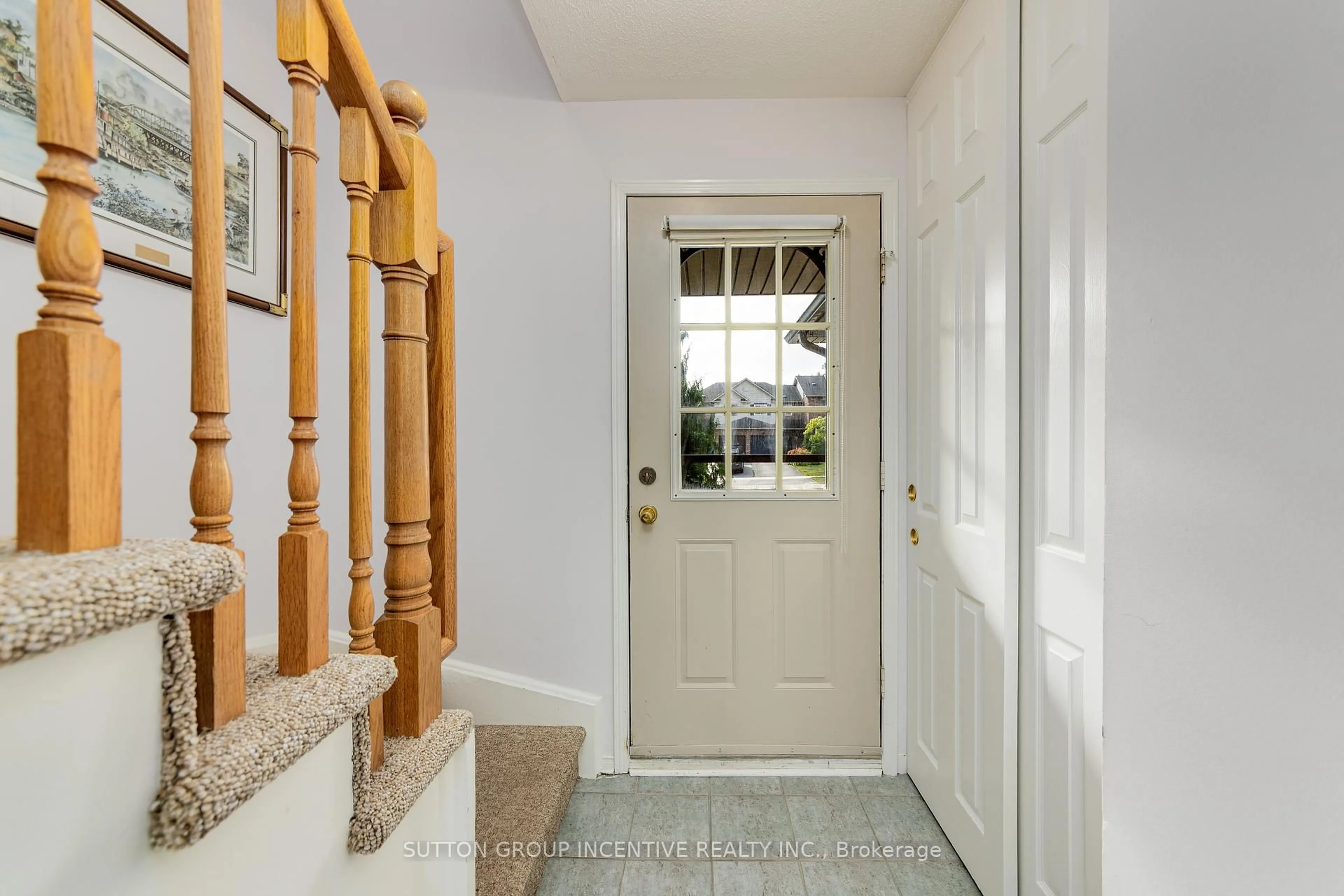 Indoor entryway for 26 Bates Crt, Barrie Ontario L4N 8L8