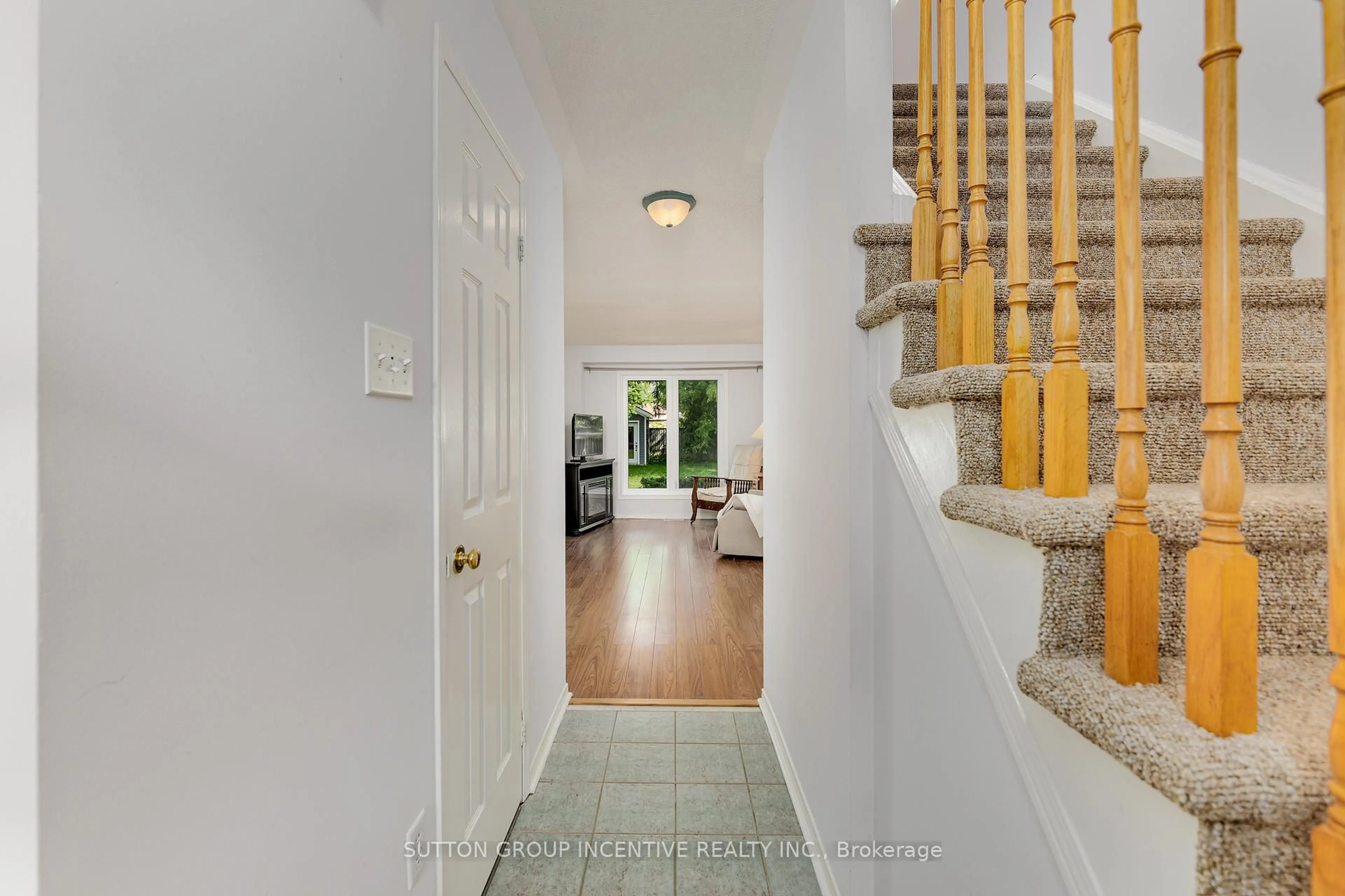 Indoor foyer for 26 Bates Crt, Barrie Ontario L4N 8L8