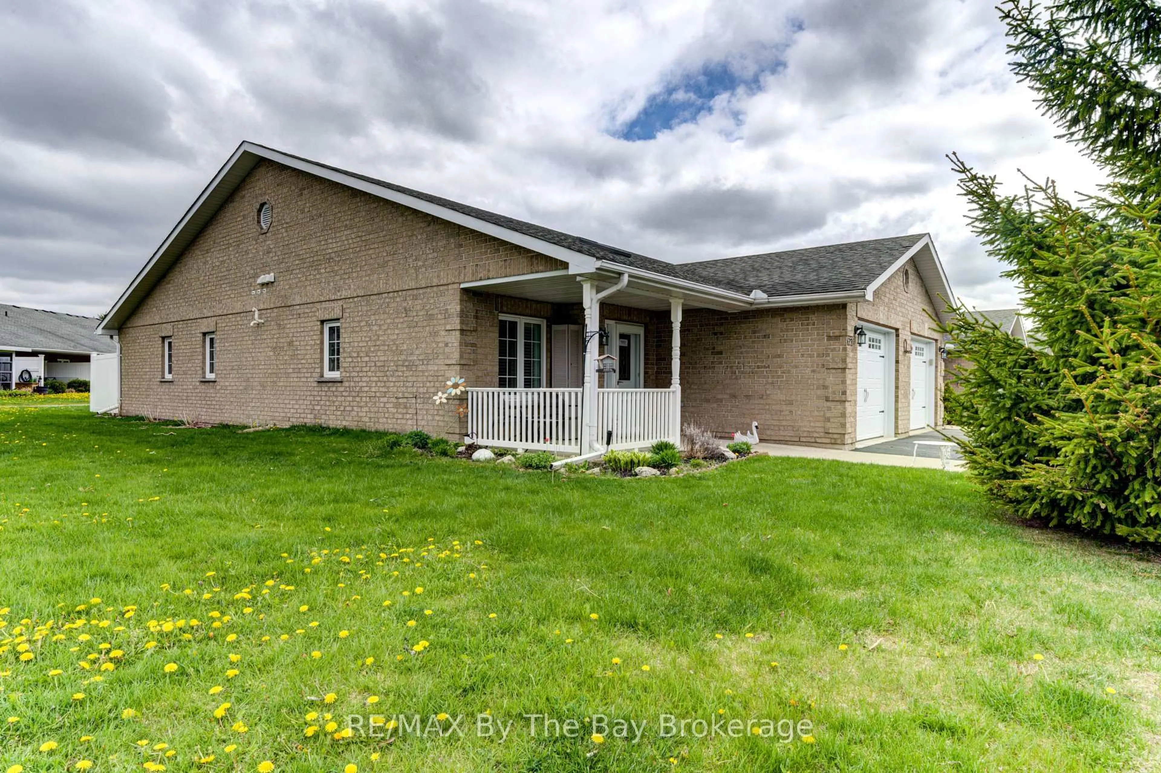 A pic from outside/outdoor area/front of a property/back of a property/a pic from drone, unknown for 122 Meadow Lane, Wasaga Beach Ontario L9Z 0A4