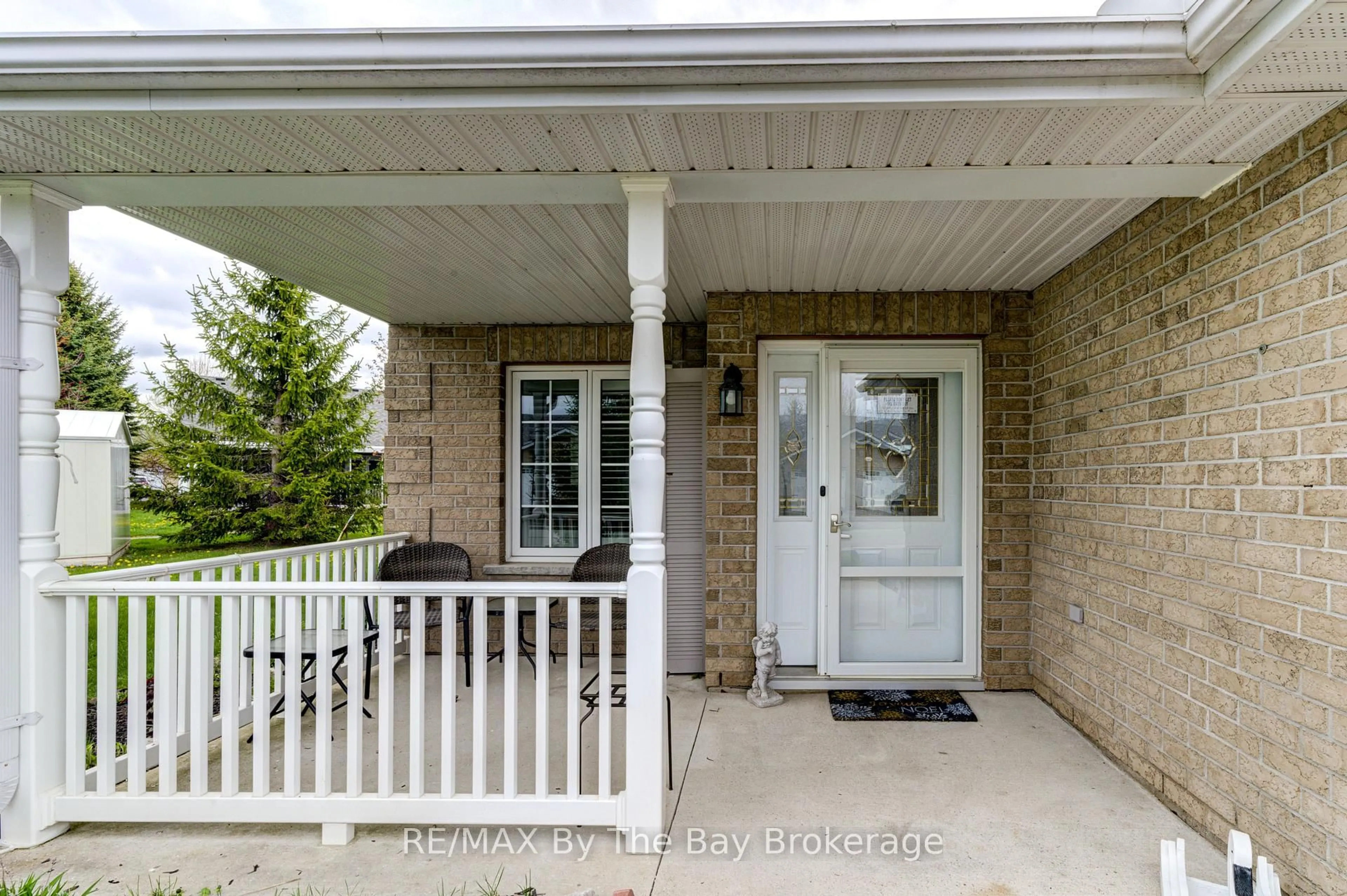 Indoor entryway for 122 Meadow Lane, Wasaga Beach Ontario L9Z 0A4