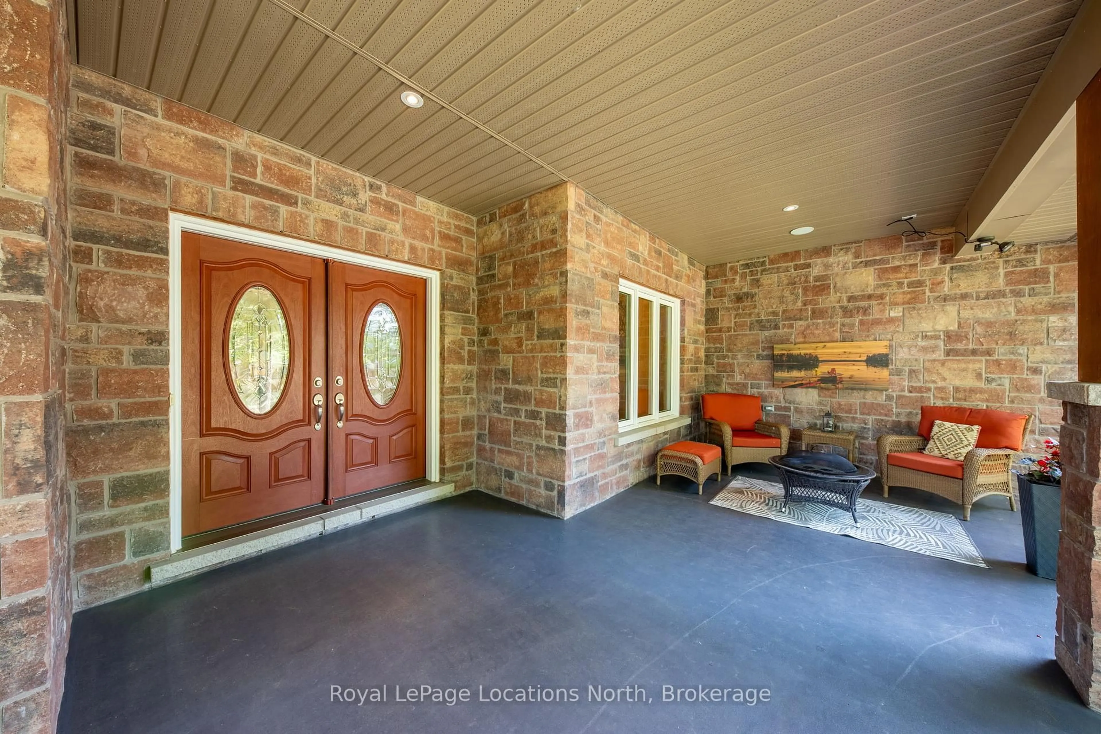 Indoor entryway for 77 Knox Rd, Wasaga Beach Ontario L9Z 2A8