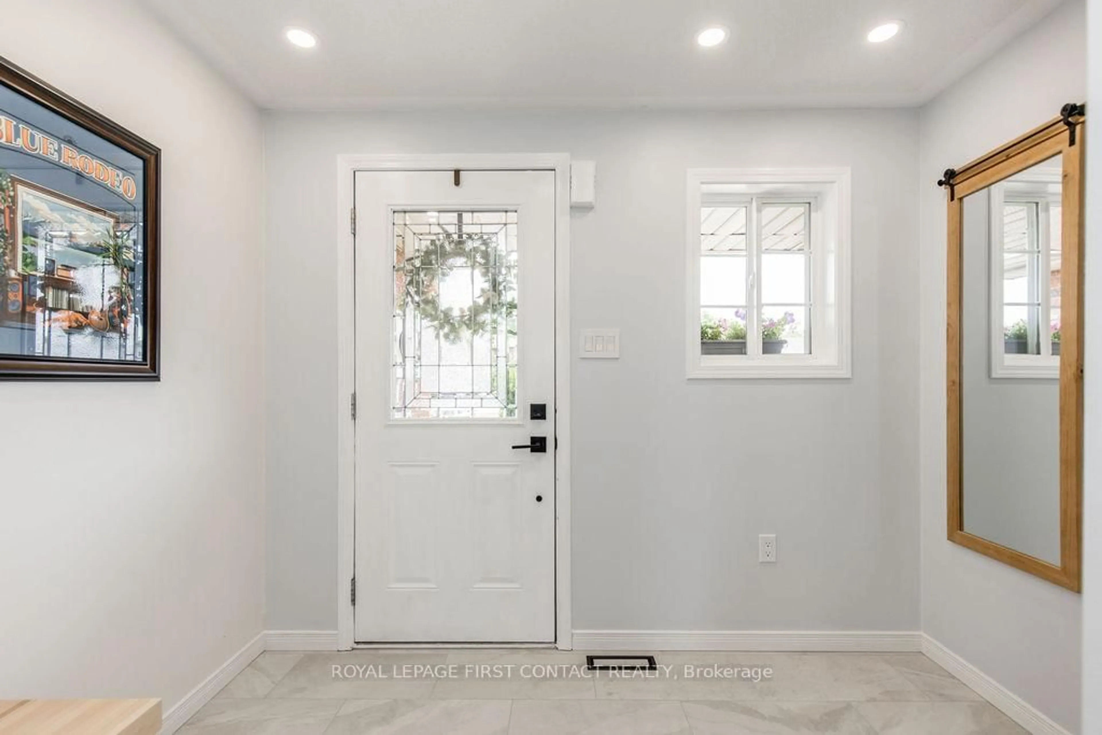 Indoor entryway for 53 Goodwin Dr, Barrie Ontario L4N 5Z7