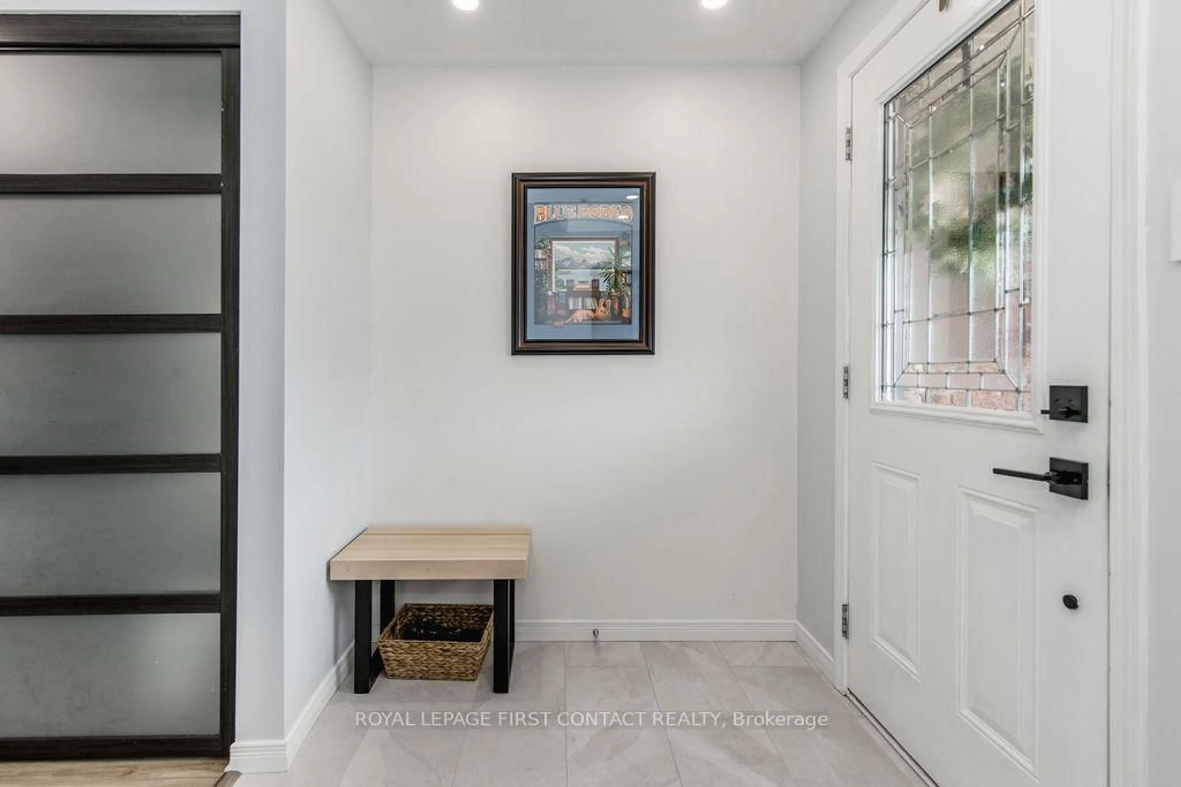 Indoor entryway for 53 Goodwin Dr, Barrie Ontario L4N 5Z7