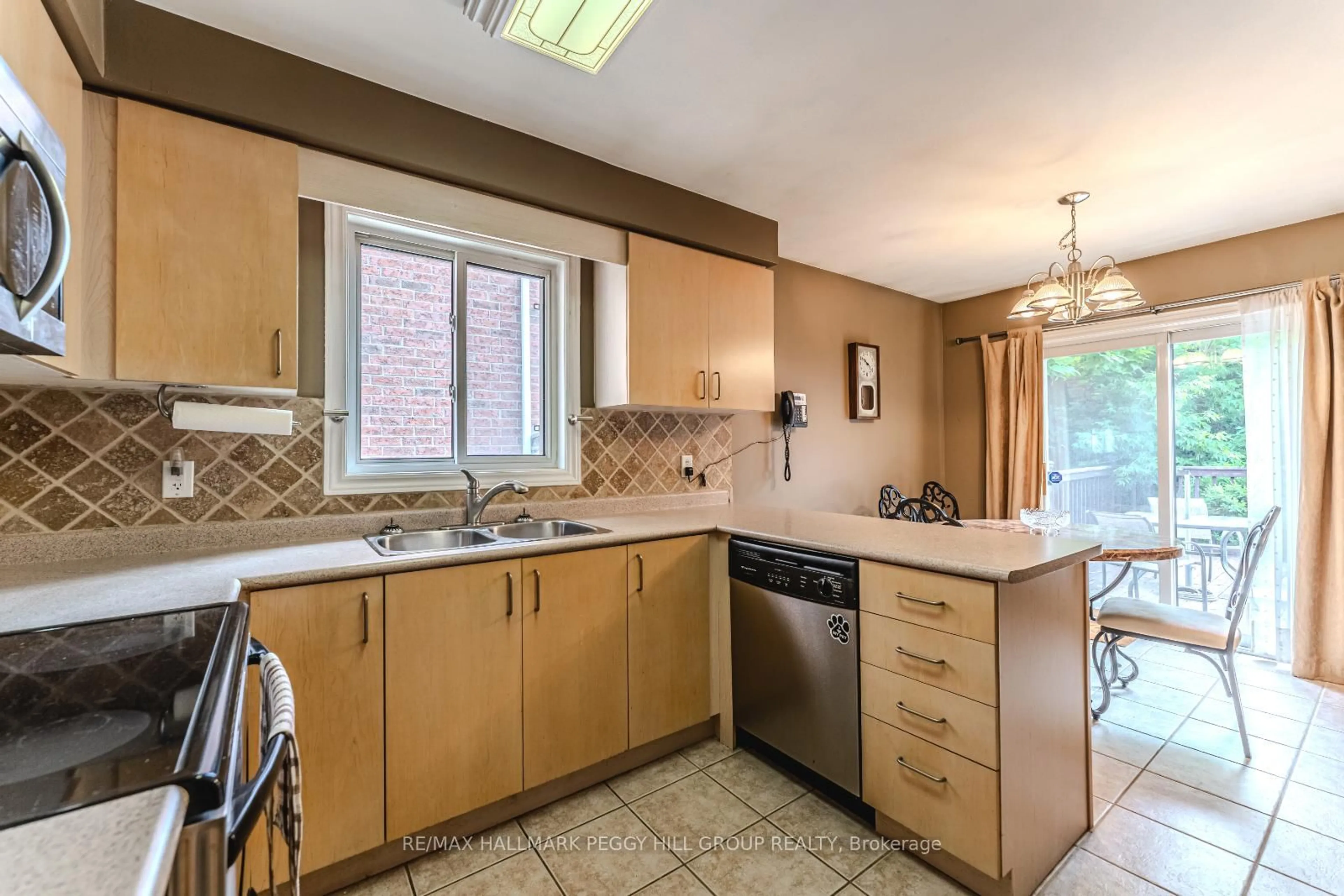 Standard kitchen, ceramic/tile floor for 10 Stephanie Lane, Barrie Ontario L4N 0V2