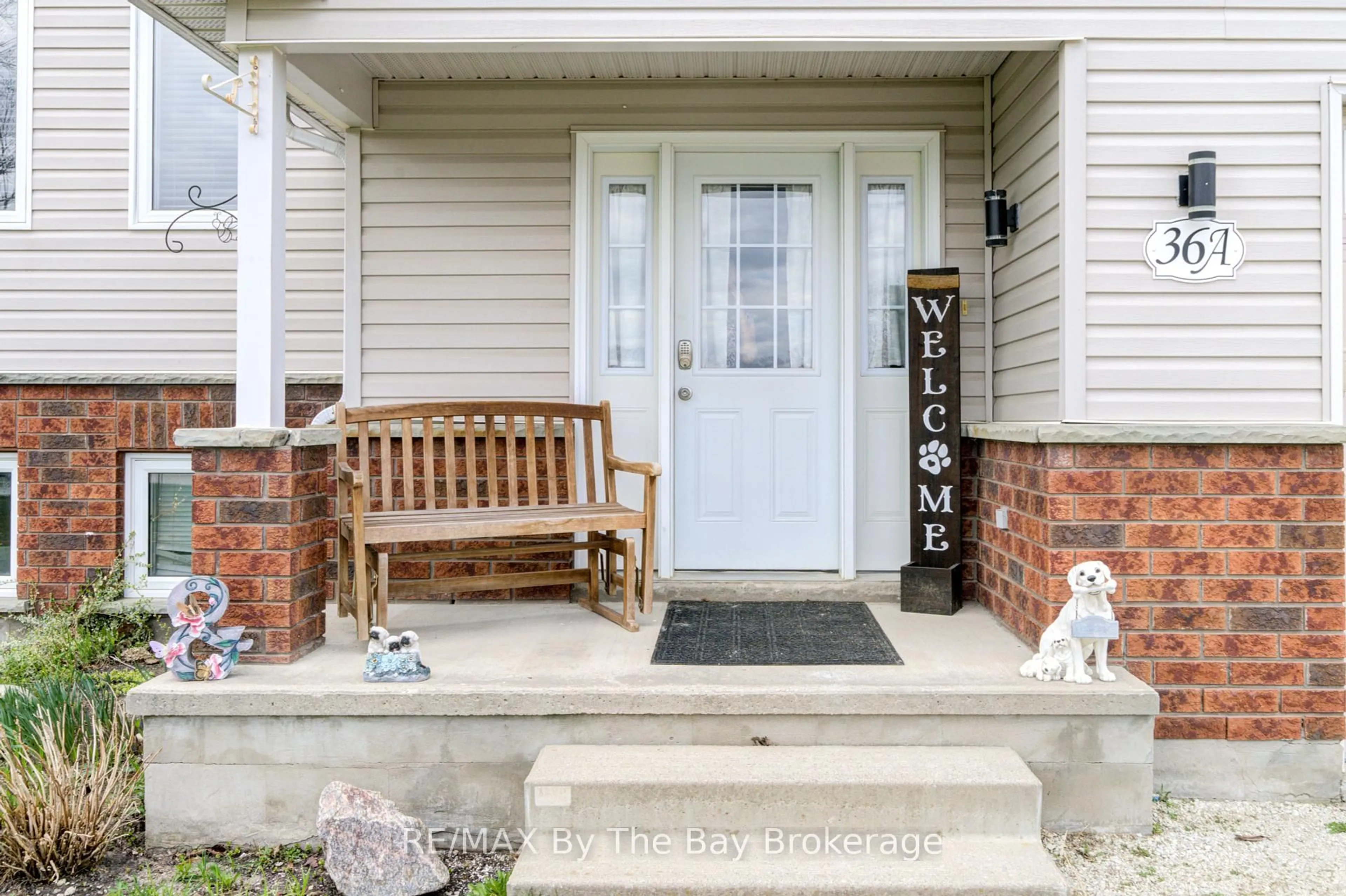 Indoor entryway for 36A Meadowlark Blvd, Wasaga Beach Ontario L9Z 3B2