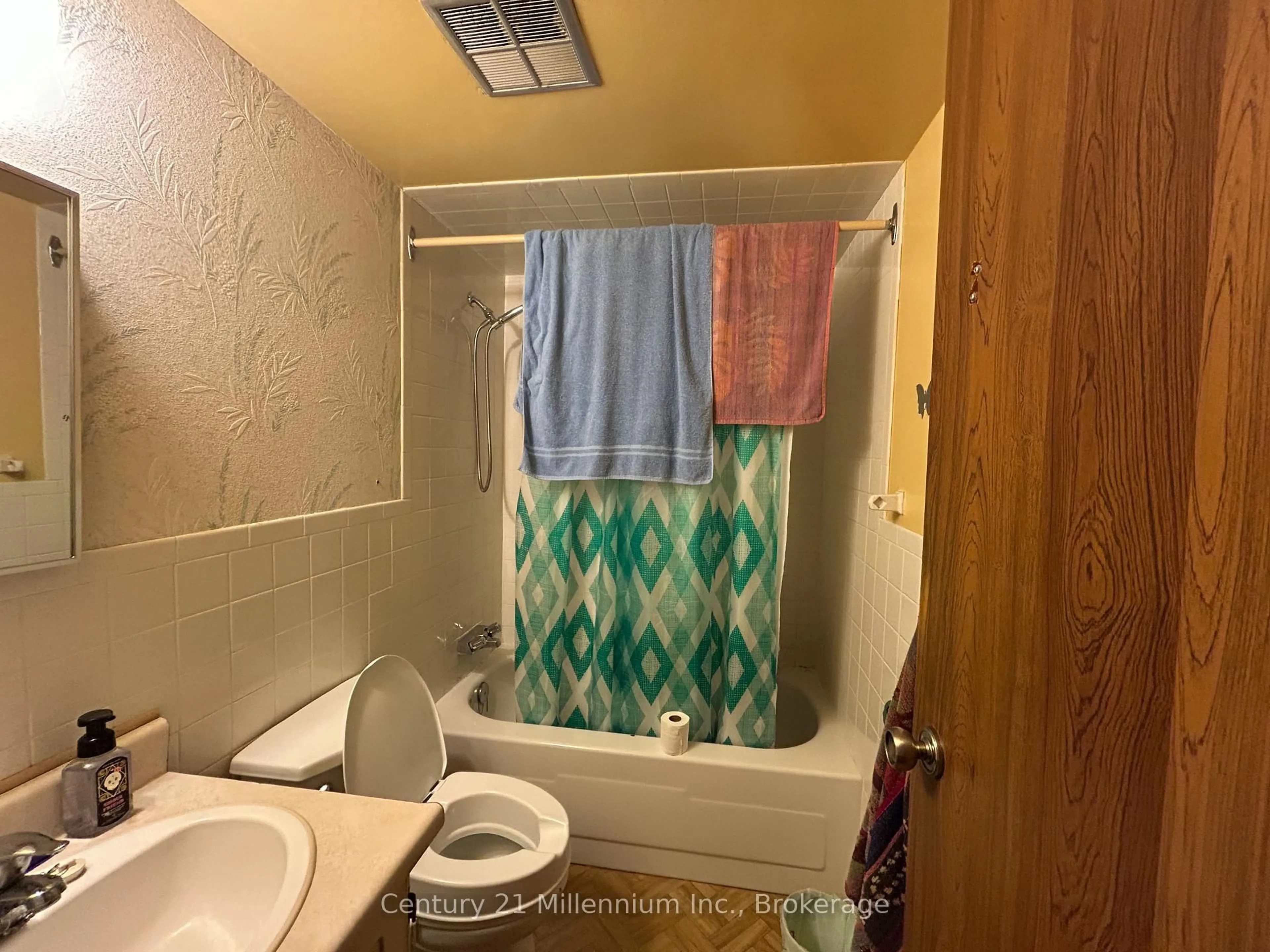 Standard bathroom, floor is not visible for 460 Ontario St #202, Collingwood Ontario L9Y 4E5
