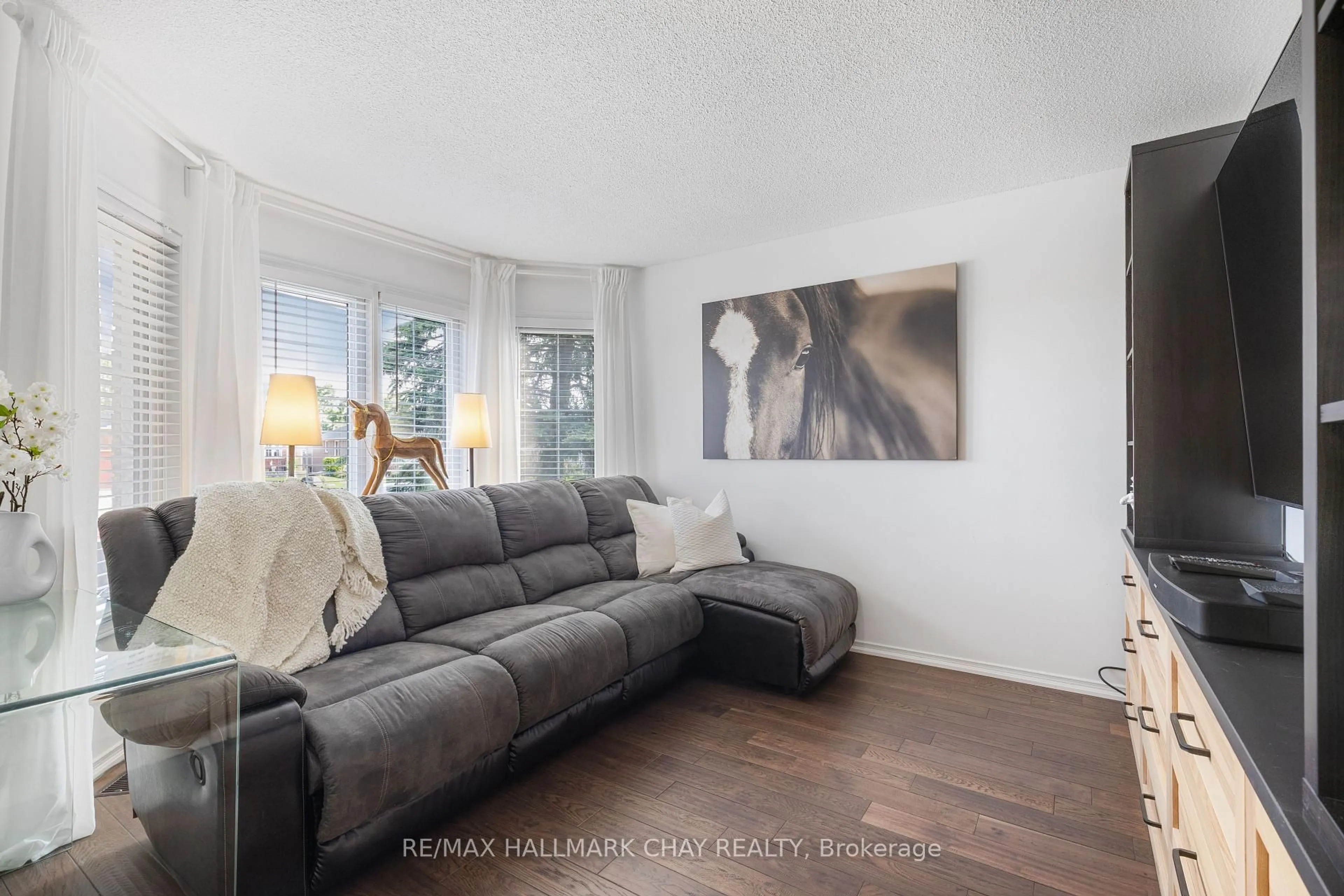 Living room with furniture, unknown for 351 Cundles Rd, Barrie Ontario L4N 7C8