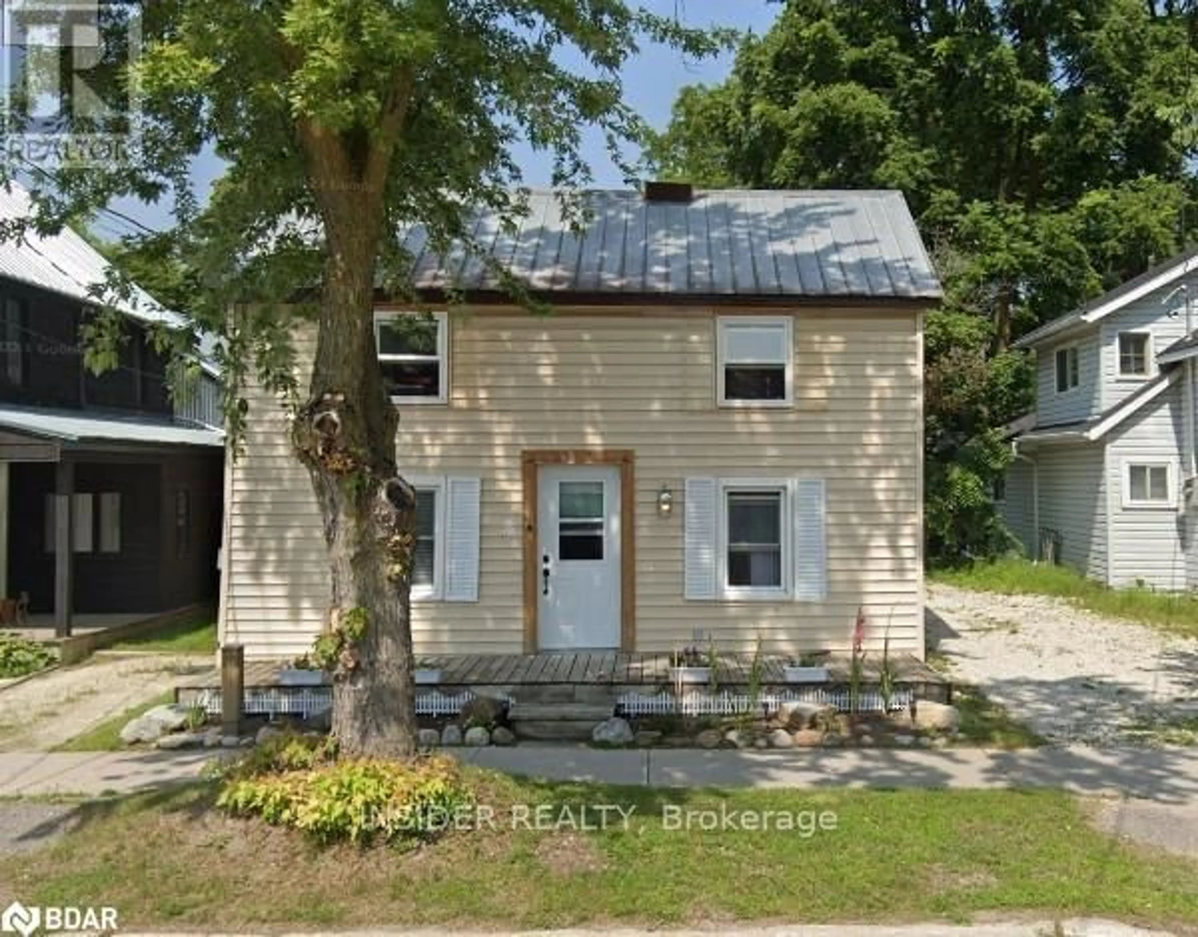 A pic from outside/outdoor area/front of a property/back of a property/a pic from drone, street for 35 Sixth St, Collingwood Ontario L9Y 1Y8