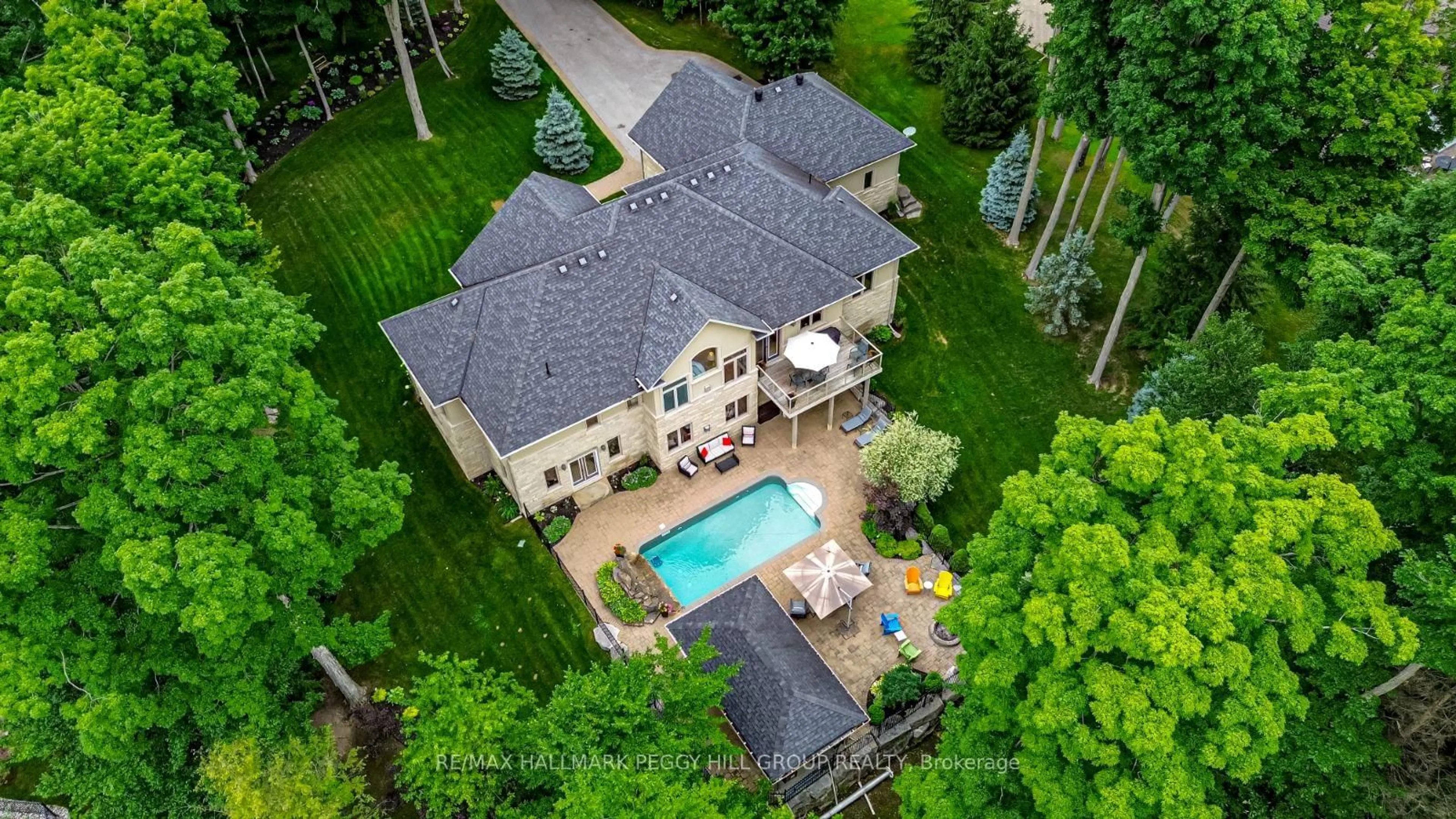 A pic from outside/outdoor area/front of a property/back of a property/a pic from drone, unknown for 32 Gallagher Cres, Springwater Ontario L9X 0K1