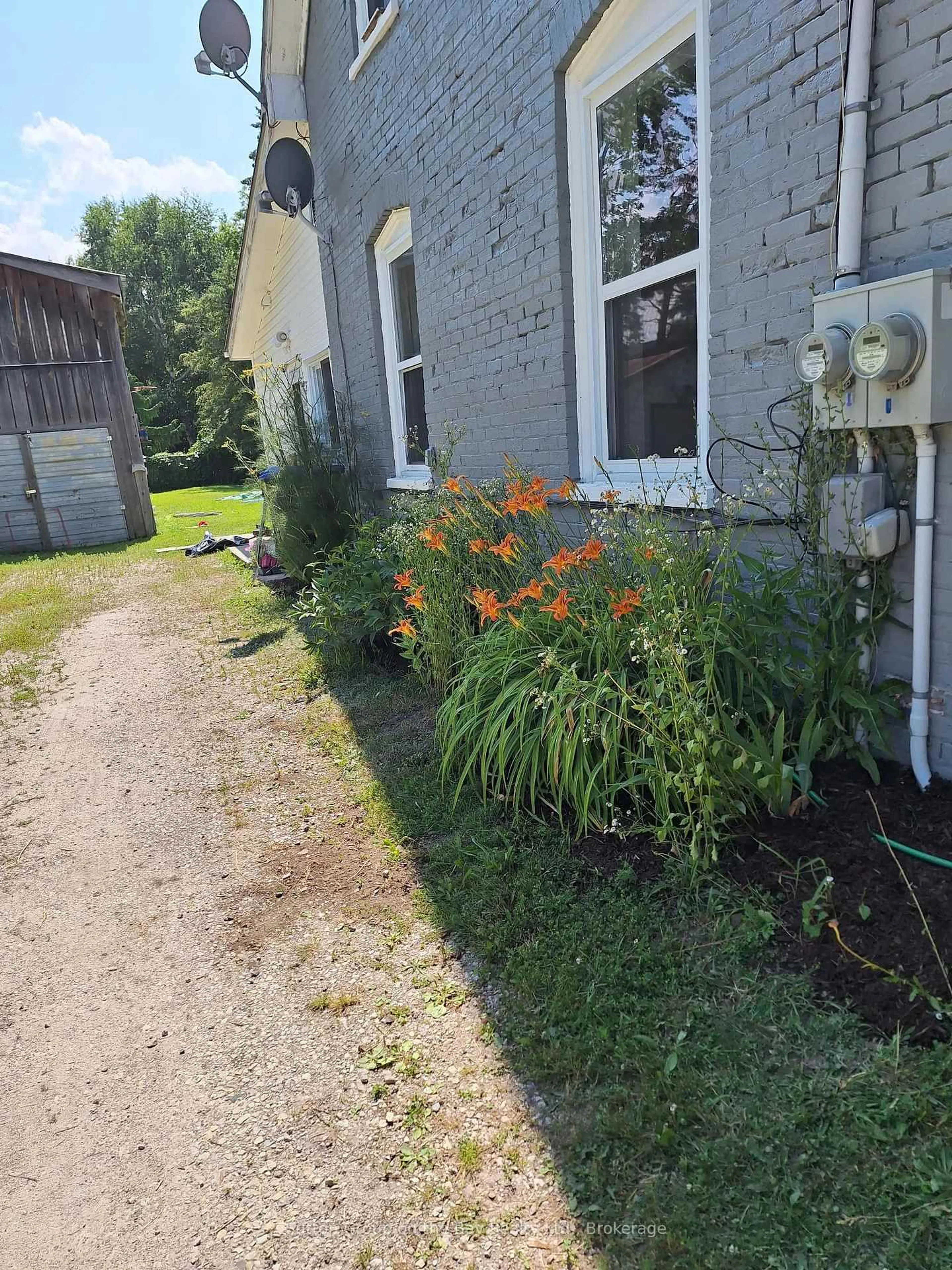 A pic from outside/outdoor area/front of a property/back of a property/a pic from drone, street for 215 Cedar St, Clearview Ontario L0M 1S0