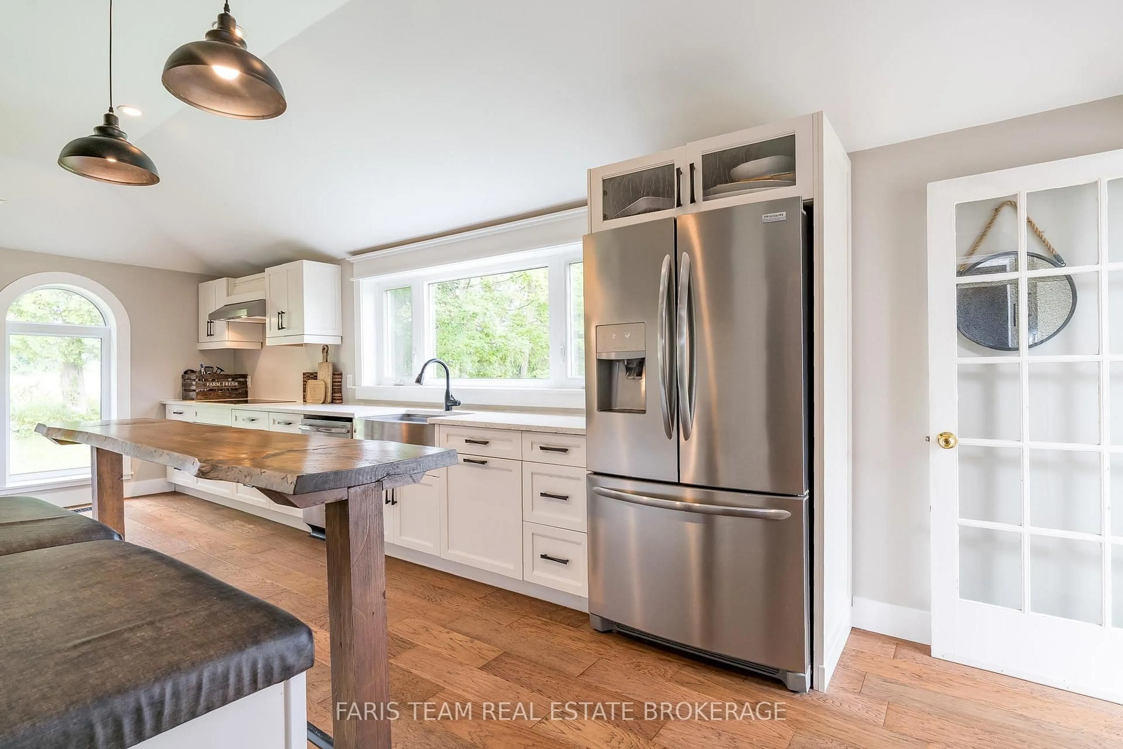 Open concept kitchen, unknown for 2462 Ridge Rd, Oro-Medonte Ontario L0L 1T0