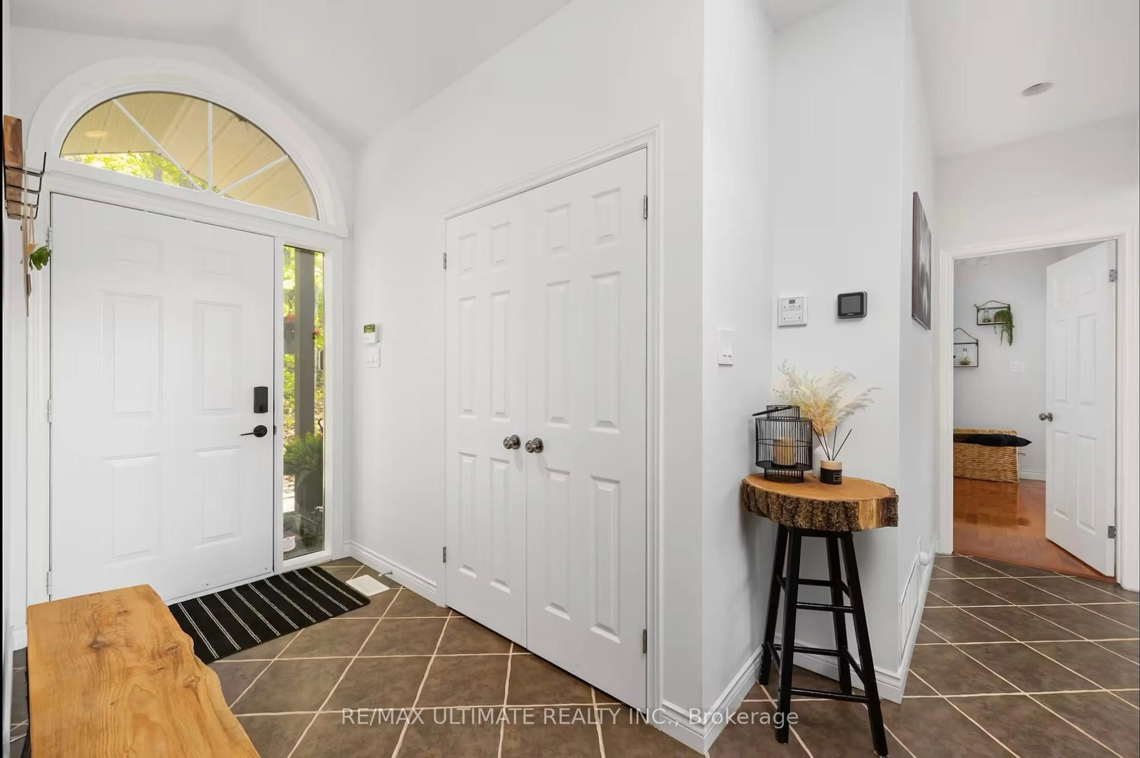 Indoor entryway for 157 Farlain Lake Rd, Tiny Ontario L9M 0B9