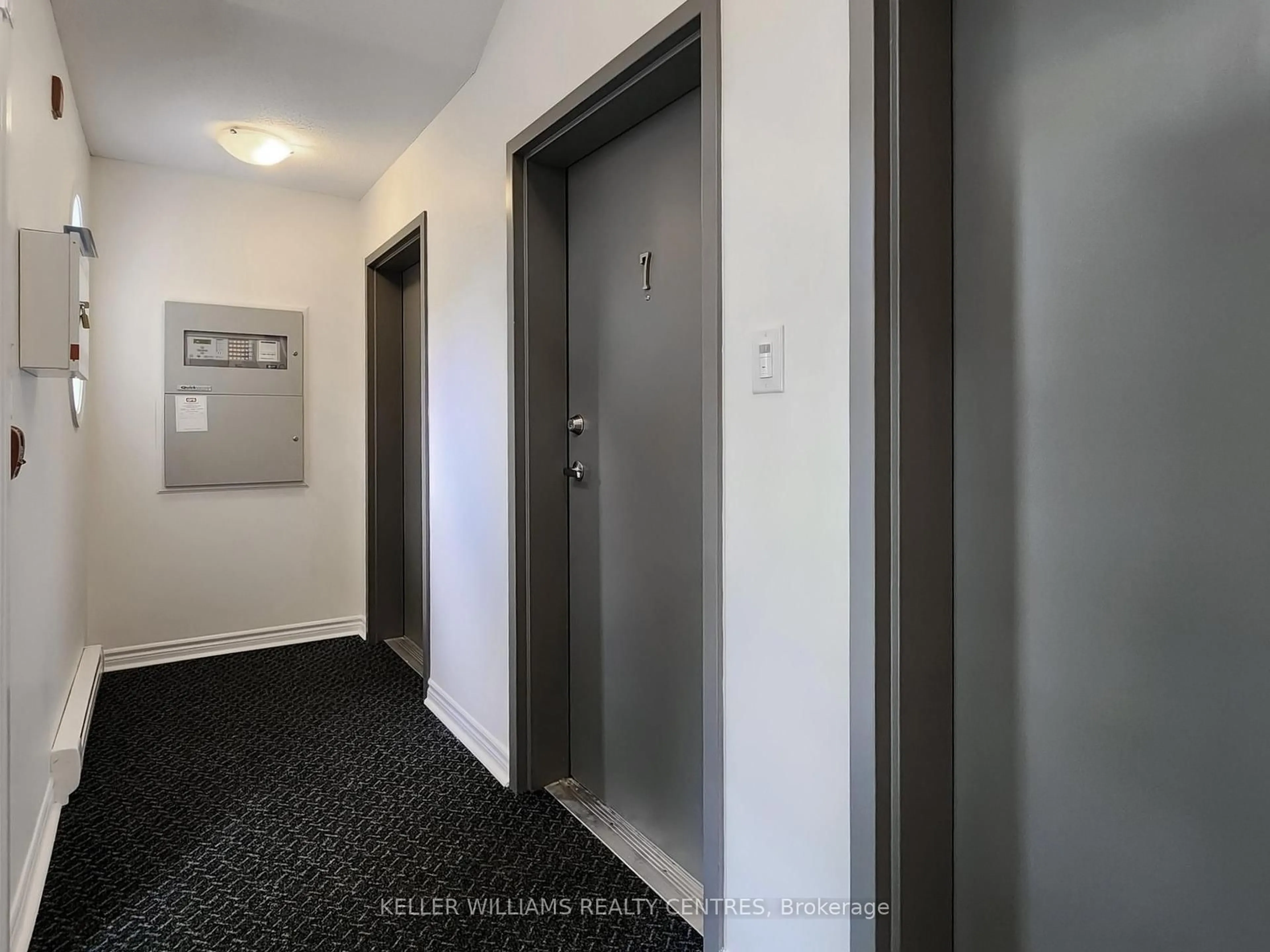 Indoor foyer for 133 Sydenham Wells #7, Barrie Ontario L4M 0H3