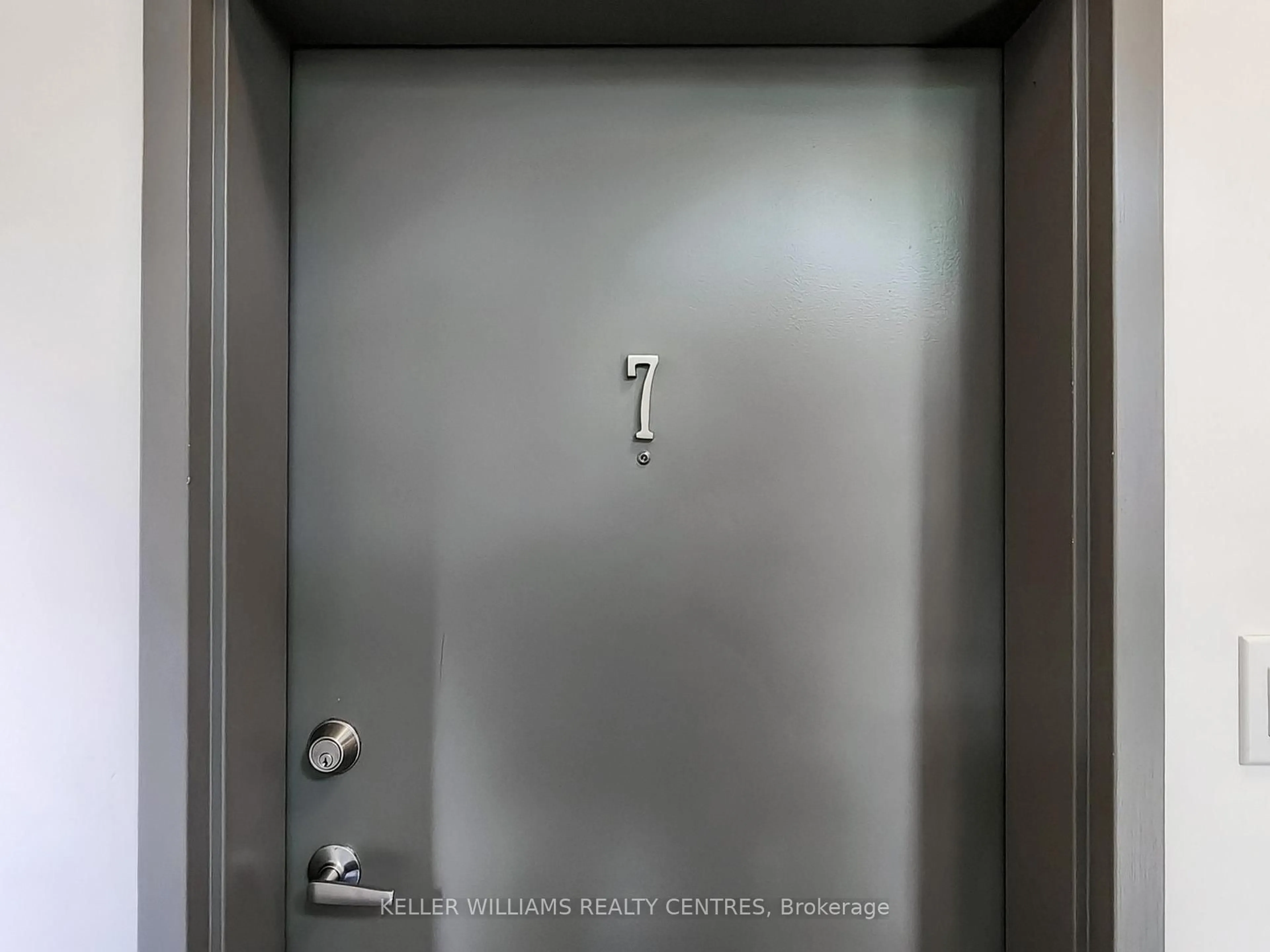 Indoor entryway for 133 Sydenham Wells #7, Barrie Ontario L4M 0H3