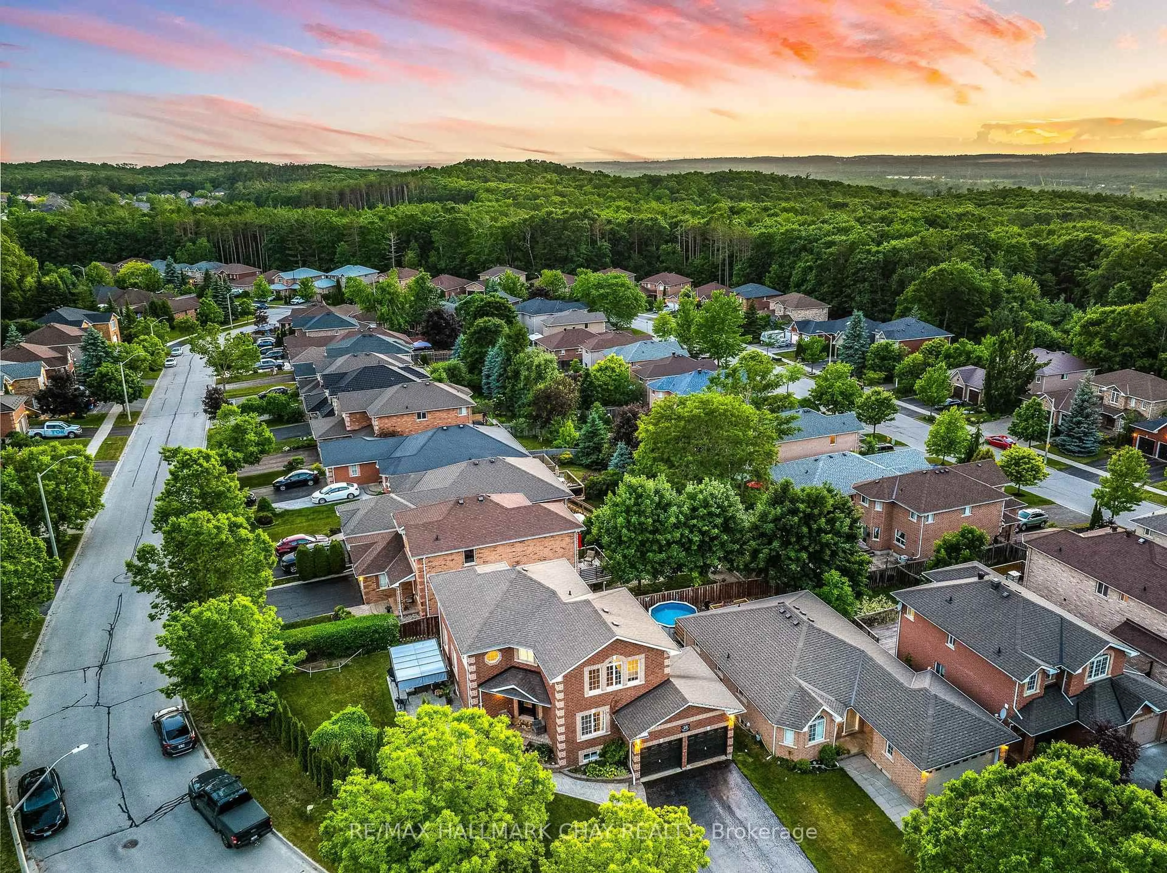 A pic from outside/outdoor area/front of a property/back of a property/a pic from drone, street for 28 Bloom Cres, Barrie Ontario L4N 0S8