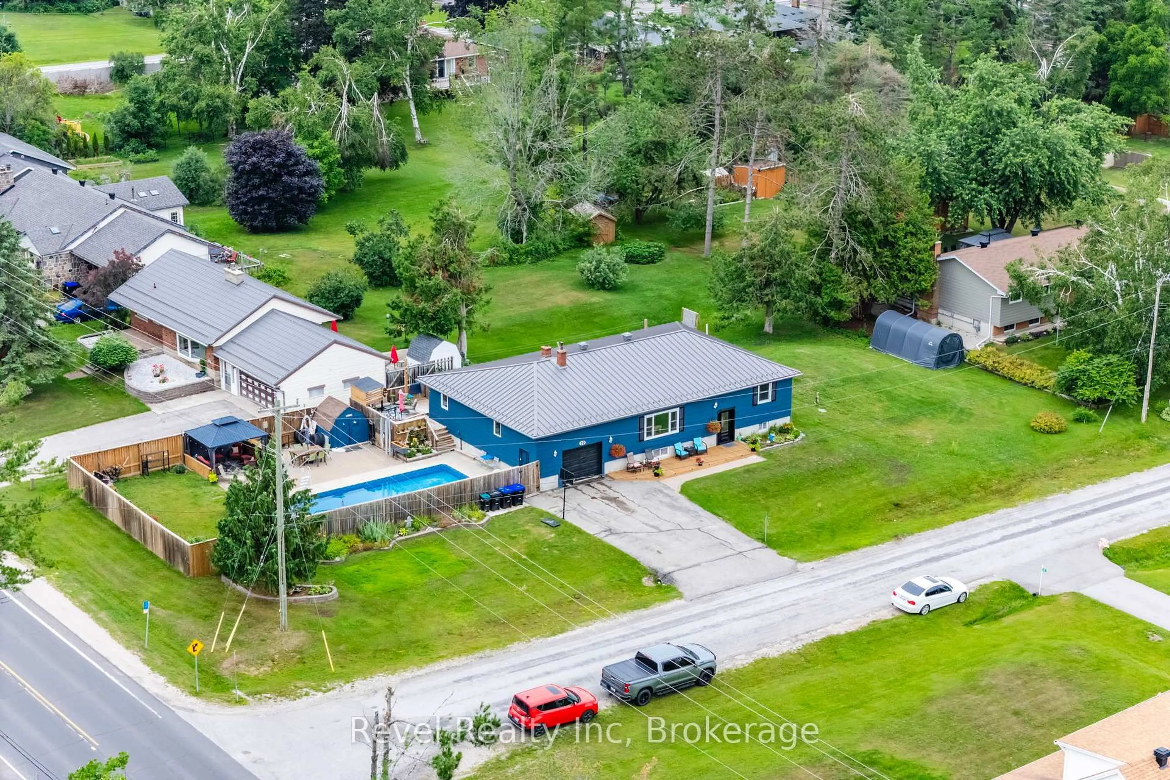 A pic from outside/outdoor area/front of a property/back of a property/a pic from drone, unknown for 10 Jamieson Cres, Oro-Medonte Ontario L3V 6H1