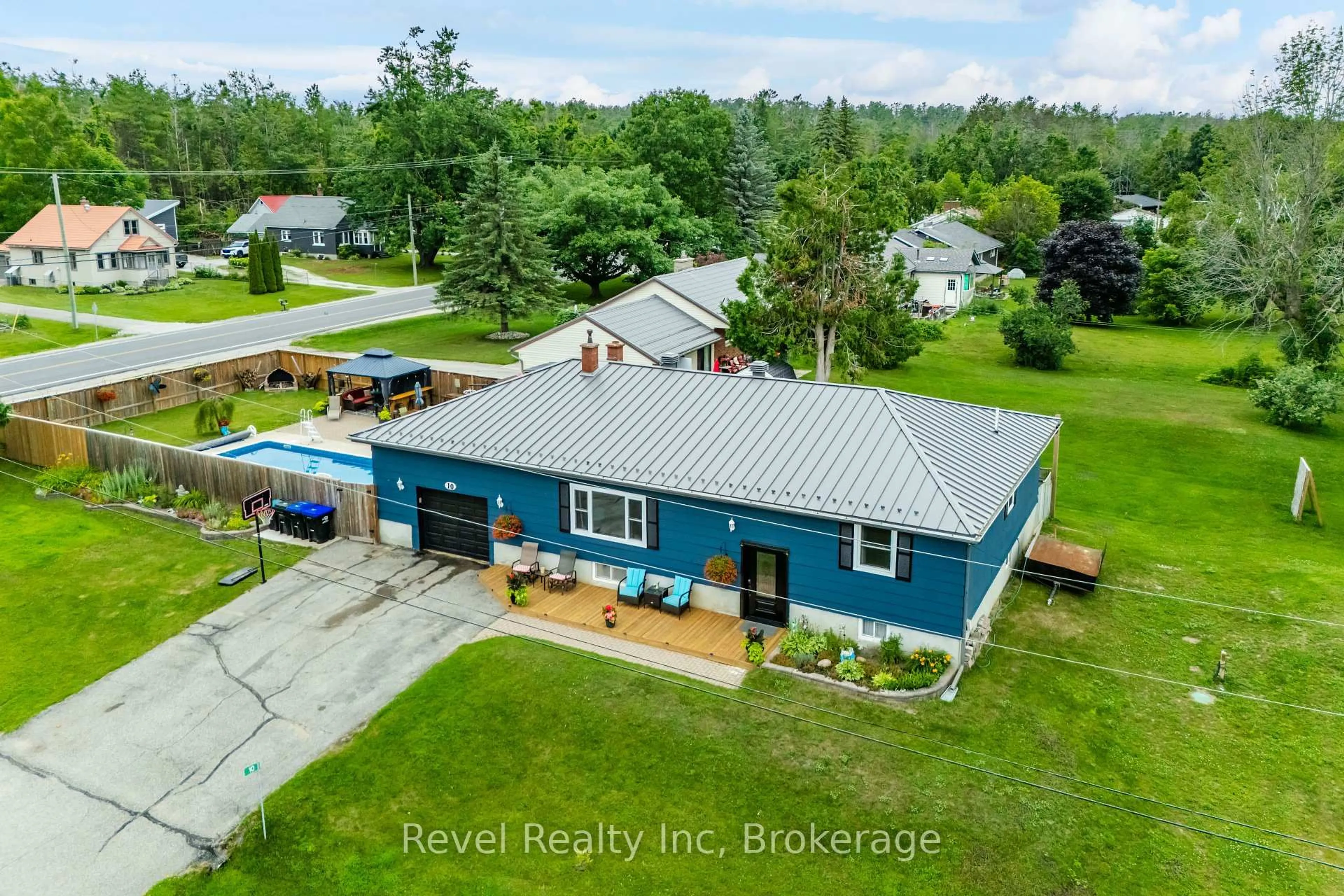 A pic from outside/outdoor area/front of a property/back of a property/a pic from drone, building for 10 Jamieson Cres, Oro-Medonte Ontario L3V 6H1