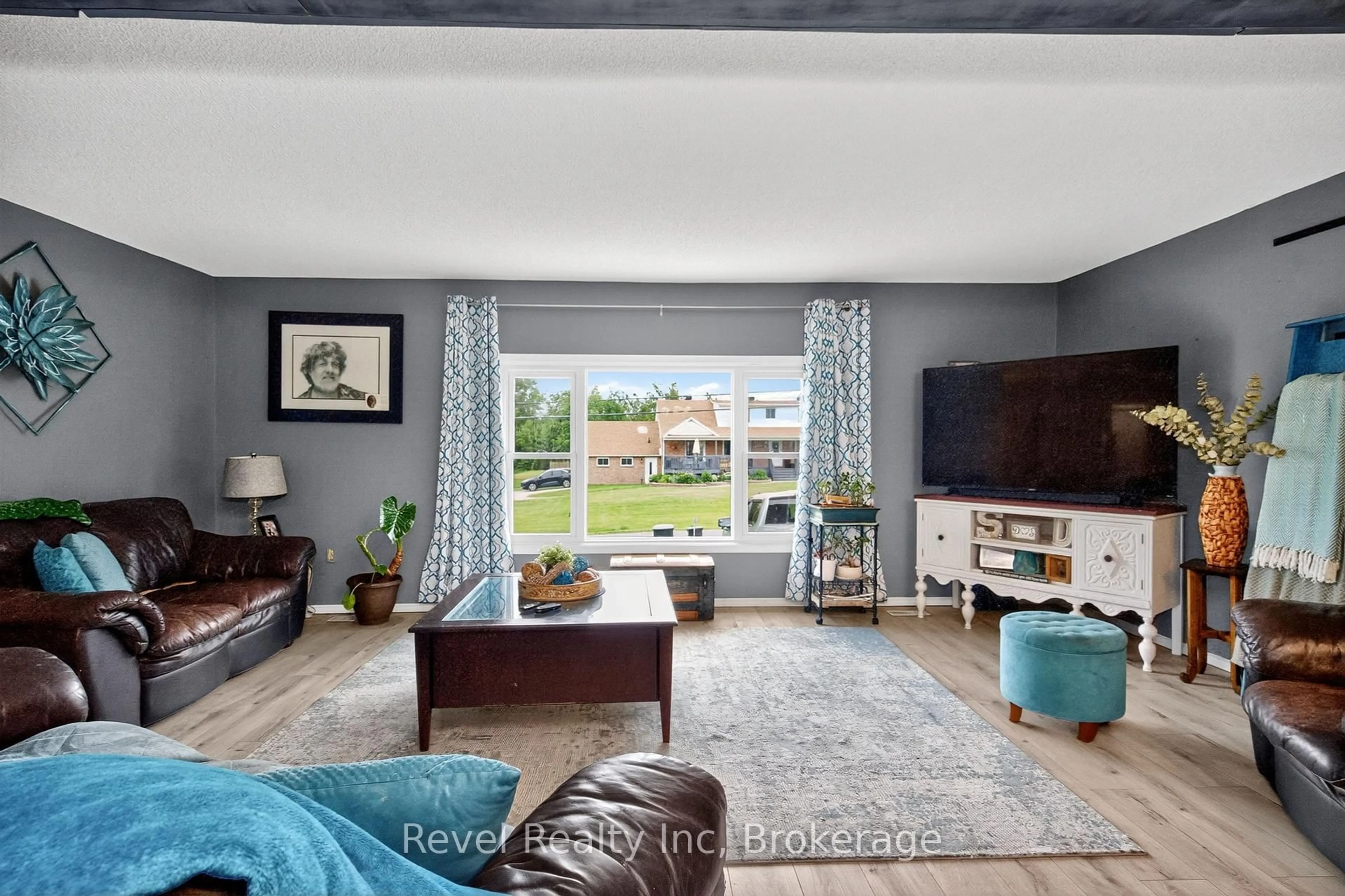 Living room with furniture, unknown for 10 Jamieson Cres, Oro-Medonte Ontario L3V 6H1