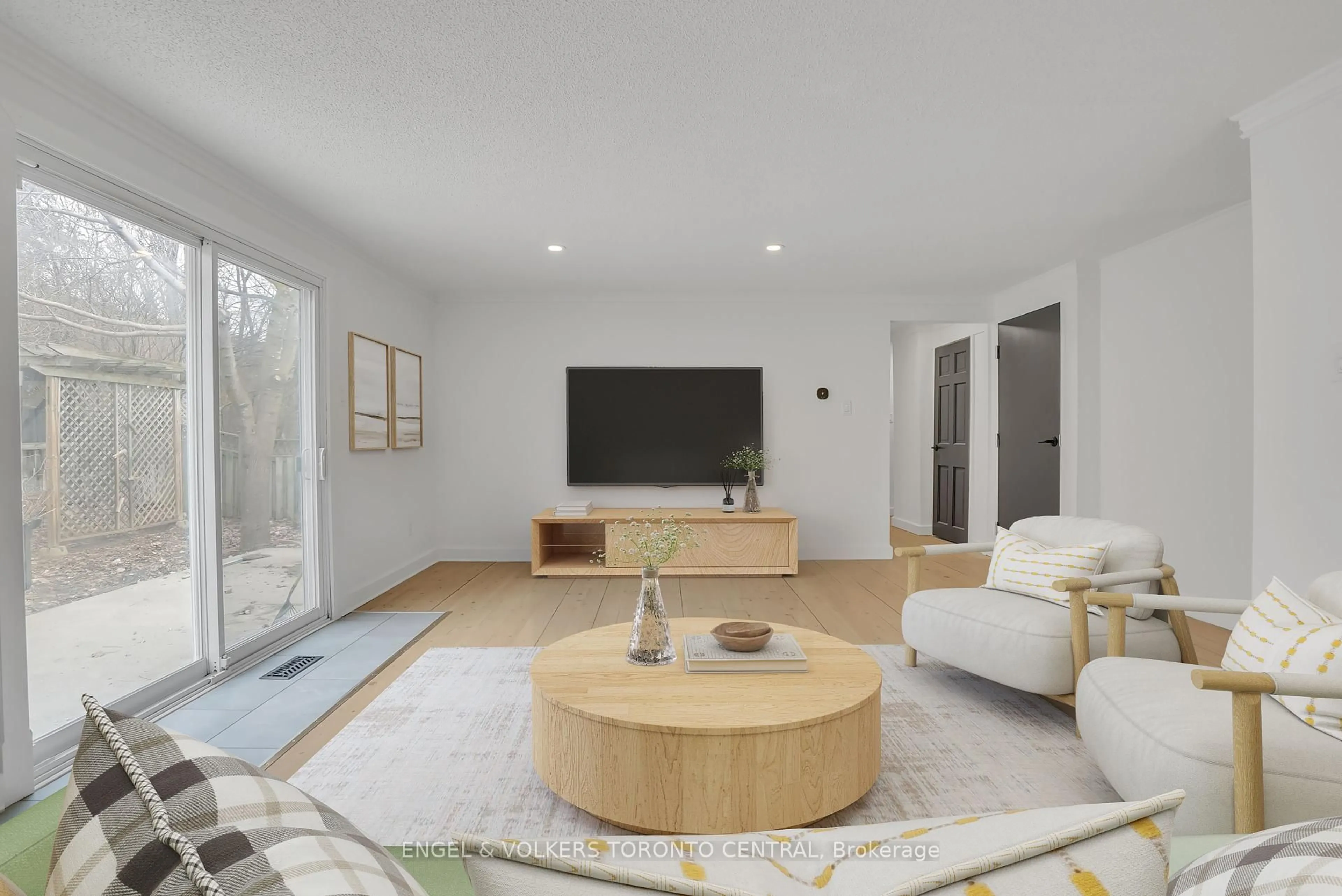 Living room with furniture, unknown for 192 Edgehill Dr, Barrie Ontario L4N 1M1