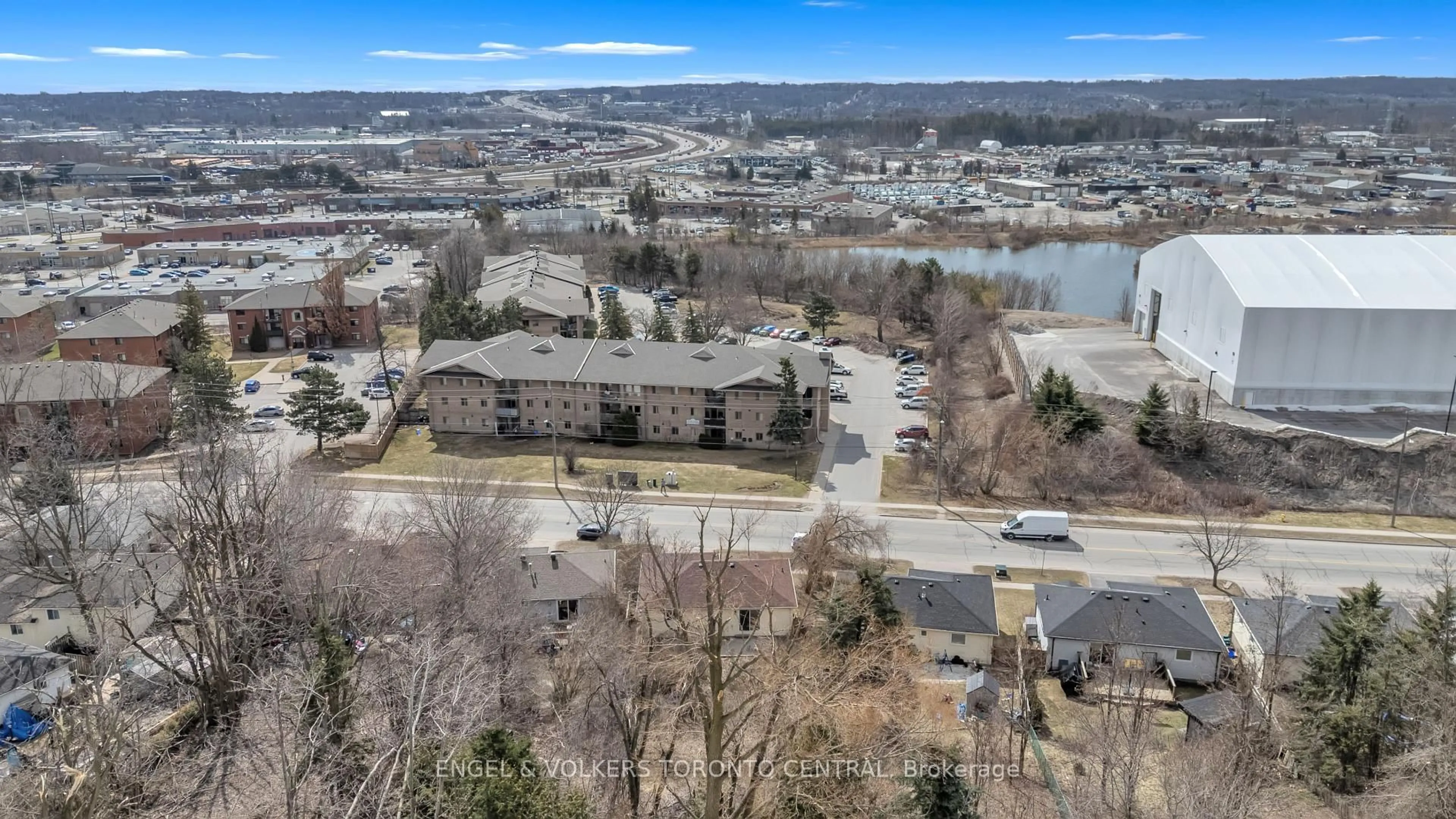 A pic from outside/outdoor area/front of a property/back of a property/a pic from drone, water/lake/river/ocean view for 192 Edgehill Dr, Barrie Ontario L4N 1M1