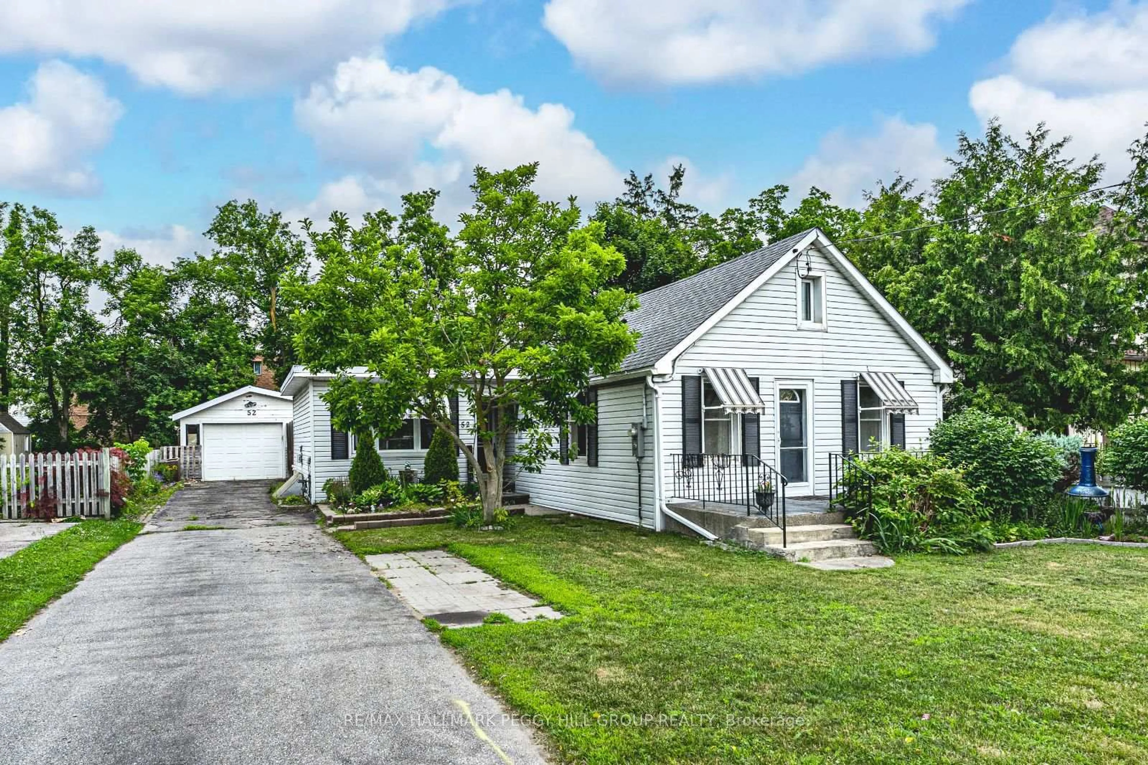 A pic from outside/outdoor area/front of a property/back of a property/a pic from drone, street for 52 Donald St, Barrie Ontario L4N 1E3